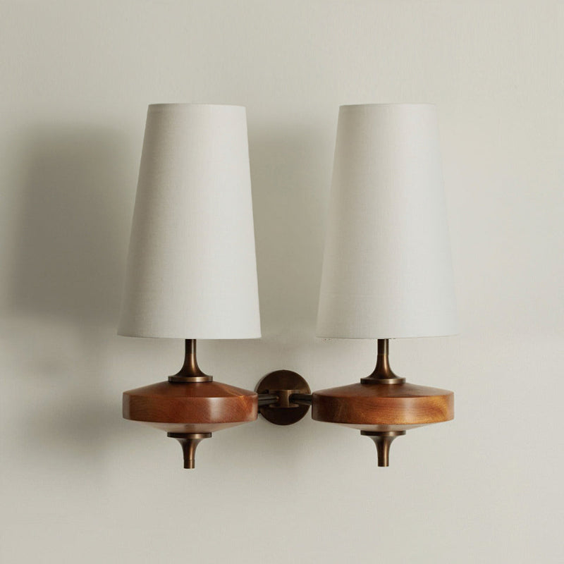 Design-Wandleuchte mit Holzdetails und Stoffschirm, inspiriert von der Nikau-Palme | Restfield