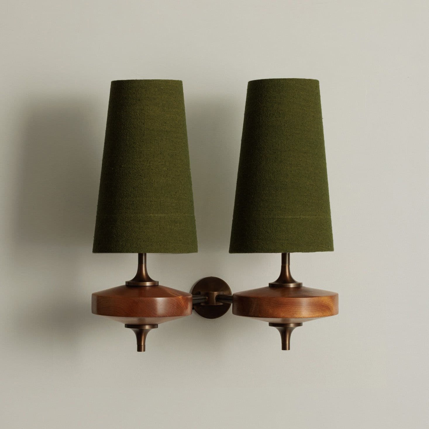 Design-Wandleuchte mit Holzdetails und Stoffschirm, inspiriert von der Nikau-Palme | Restfield