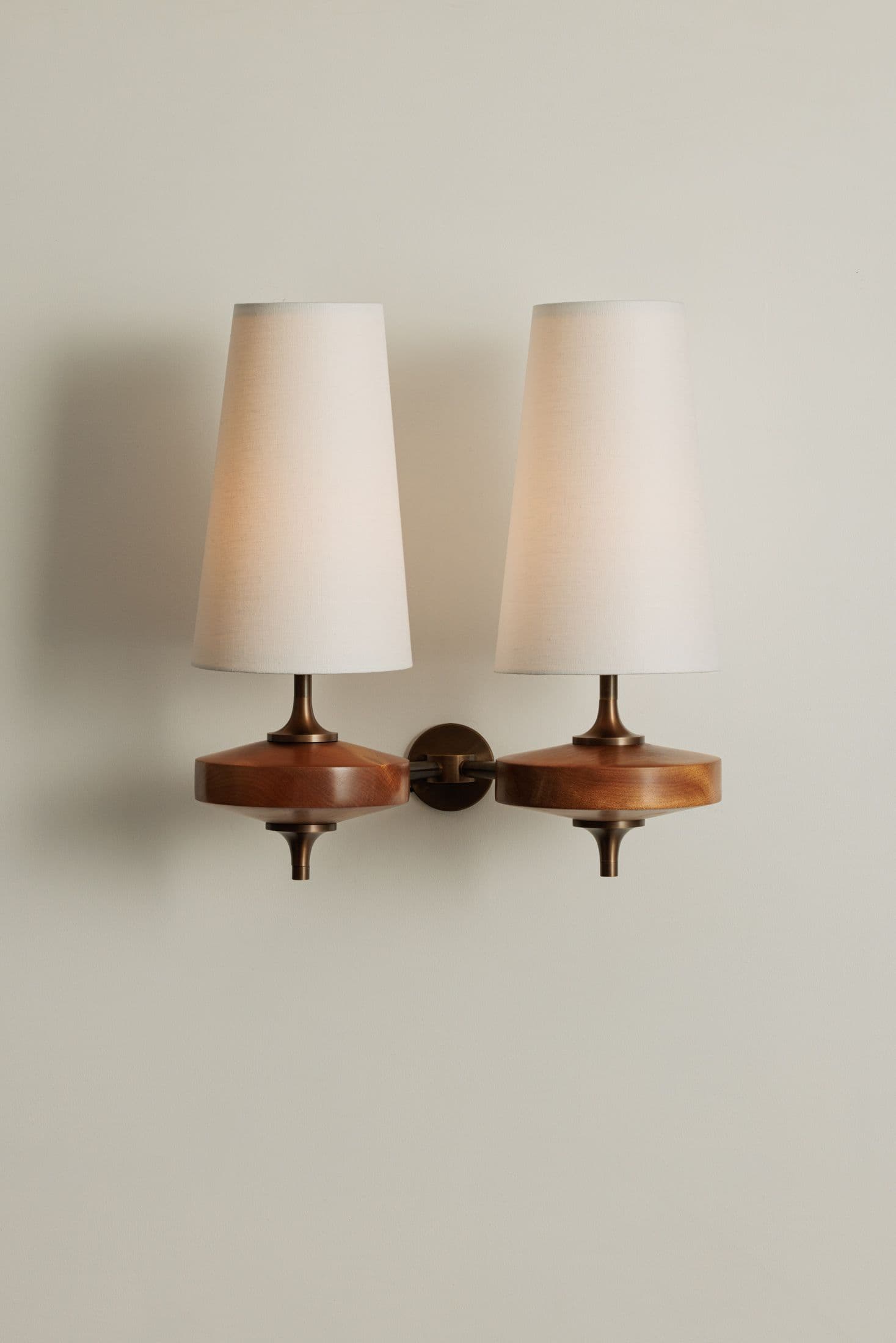 Design-Wandleuchte mit Holzdetails und Stoffschirm, inspiriert von der Nikau-Palme | Restfield