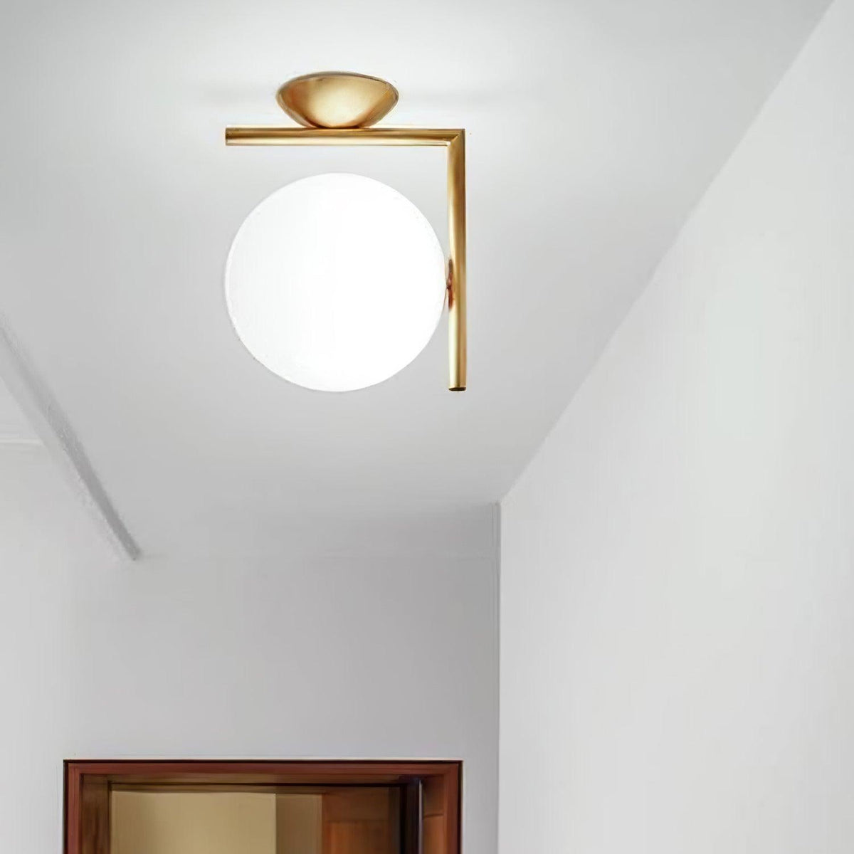 Applique en verre soufflé boule opaline, éclairage minimaliste noir et or, design scandinave, lumière d’ambiance | Sansoti