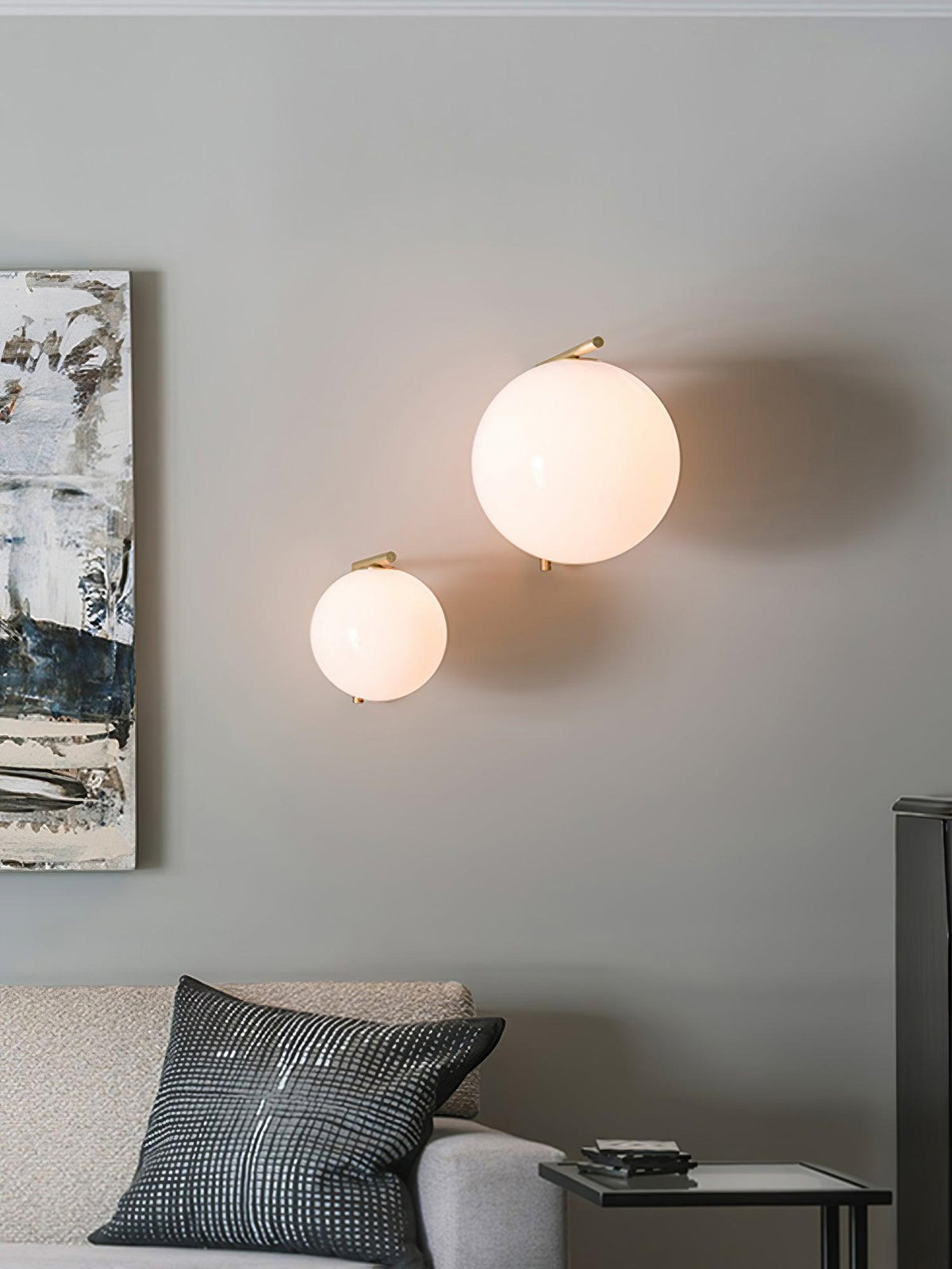 Applique en verre soufflé boule opaline, éclairage minimaliste noir et or, design scandinave, lumière d’ambiance | Sansoti