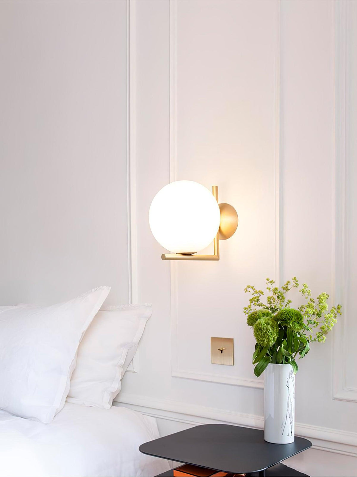 Applique en verre soufflé boule opaline, éclairage minimaliste noir et or, design scandinave, lumière d’ambiance | Sansoti