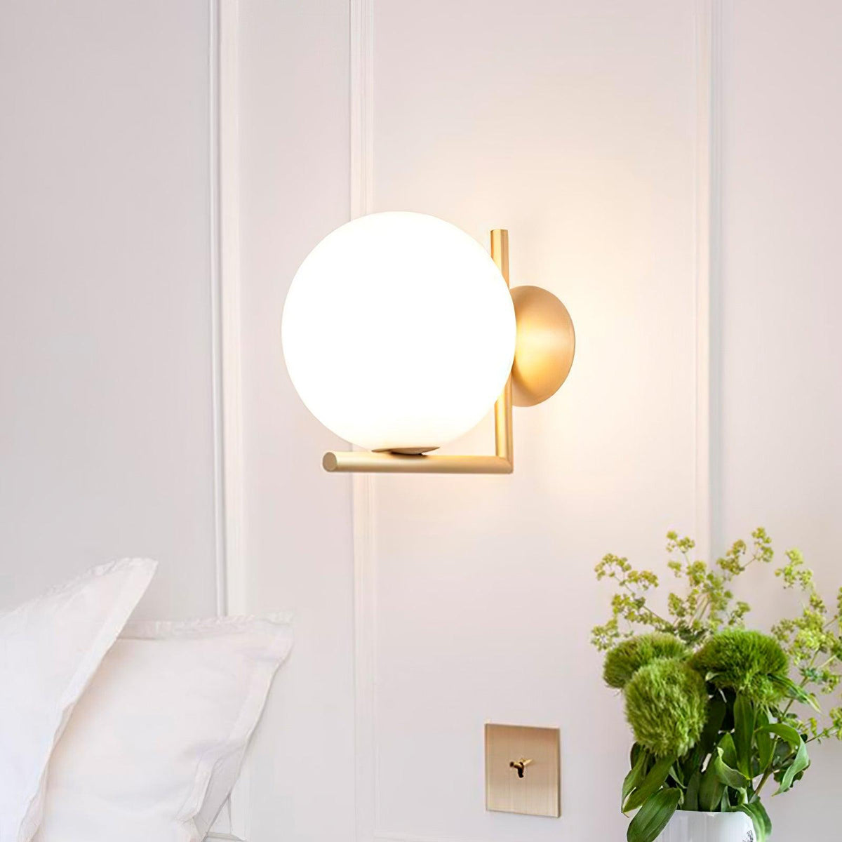 Applique en verre soufflé boule opaline, éclairage minimaliste noir et or, design scandinave, lumière d’ambiance | Sansoti