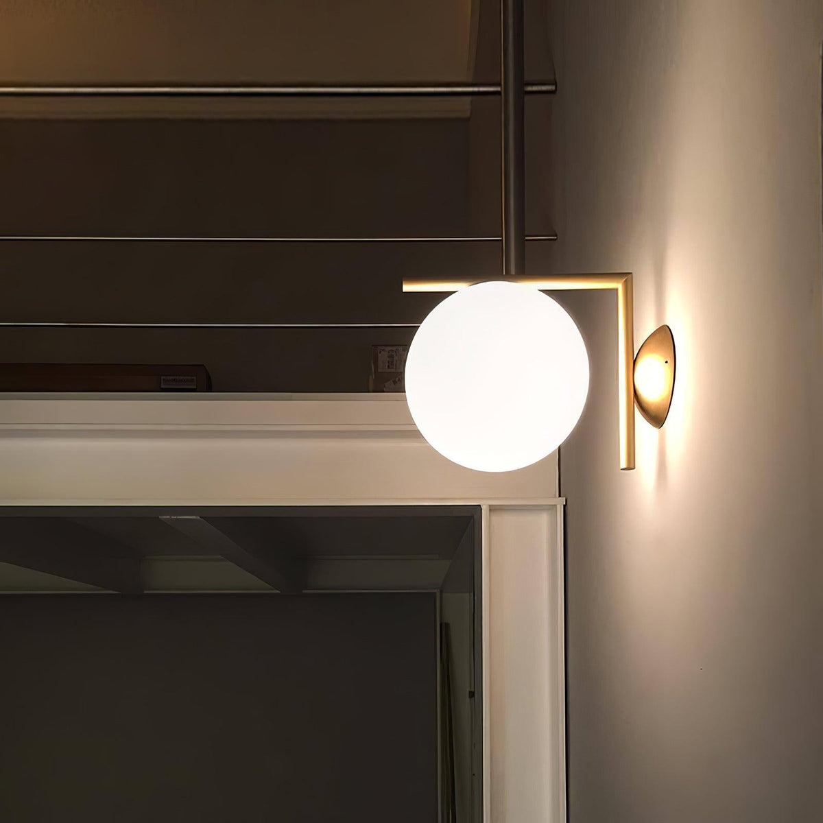 Applique en verre soufflé boule opaline, éclairage minimaliste noir et or, design scandinave, lumière d’ambiance | Sansoti