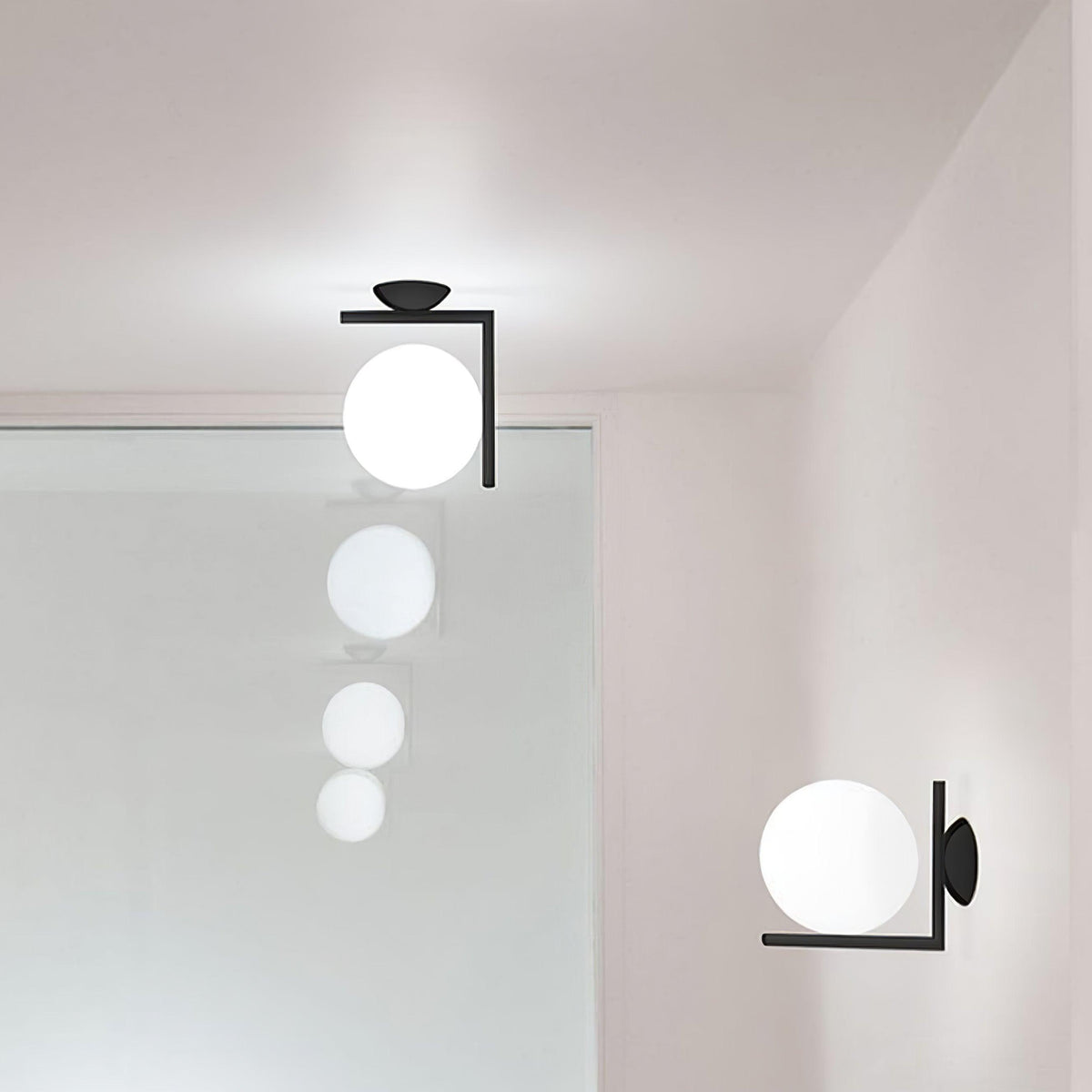 Applique en verre soufflé boule opaline, éclairage minimaliste noir et or, design scandinave, lumière d’ambiance | Sansoti