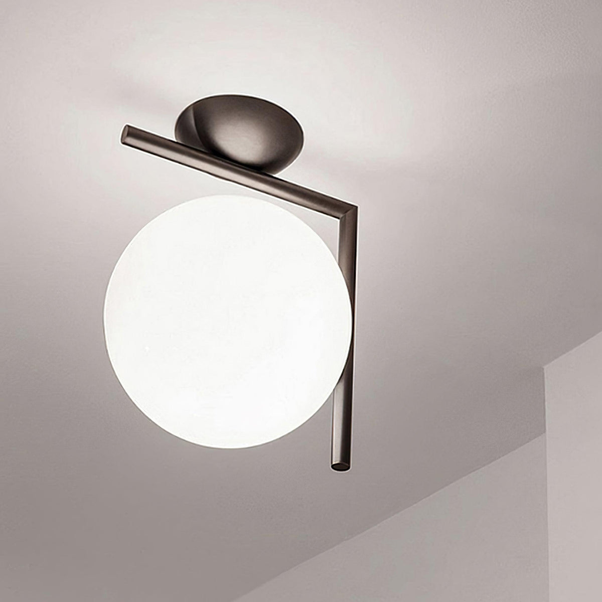 Applique en verre soufflé boule opaline, éclairage minimaliste noir et or, design scandinave, lumière d’ambiance | Sansoti
