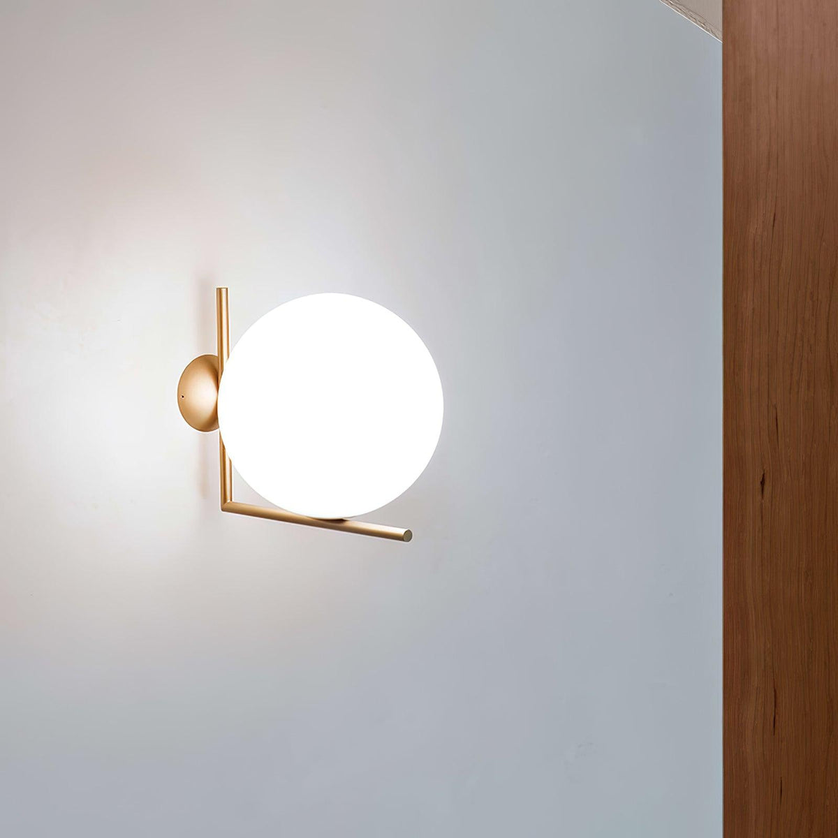 Applique en verre soufflé boule opaline, éclairage minimaliste noir et or, design scandinave, lumière d’ambiance | Sansoti