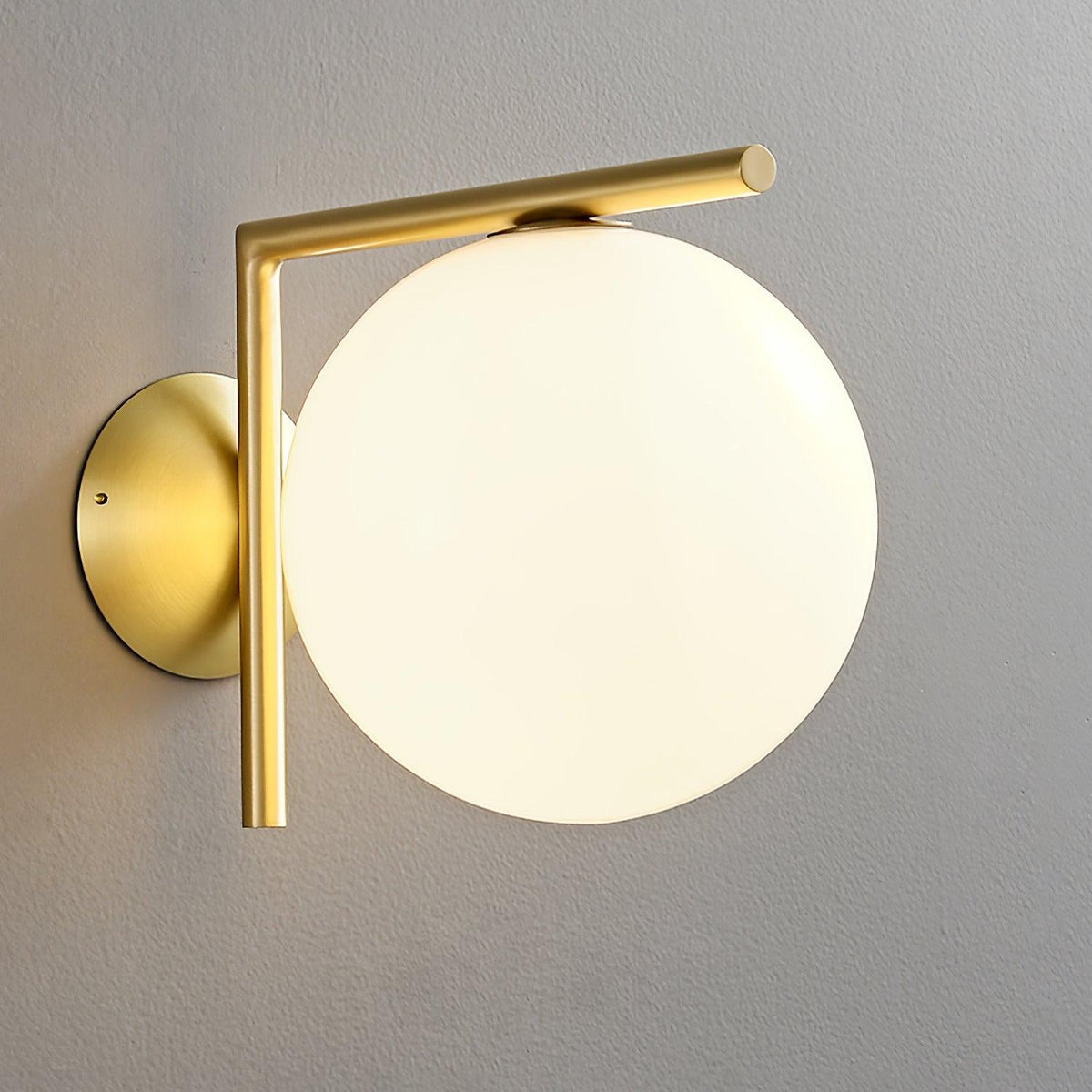 Applique en verre soufflé boule opaline, éclairage minimaliste noir et or, design scandinave, lumière d’ambiance | Sansoti