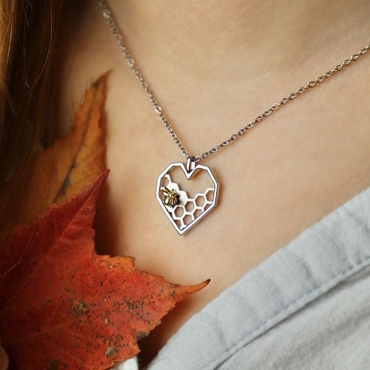 Herzförmige Waben-Halskette mit vergoldeter Biene und Silber für Damen – Geschenkidee zum Muttertag oder Geburtstag | Sansoti