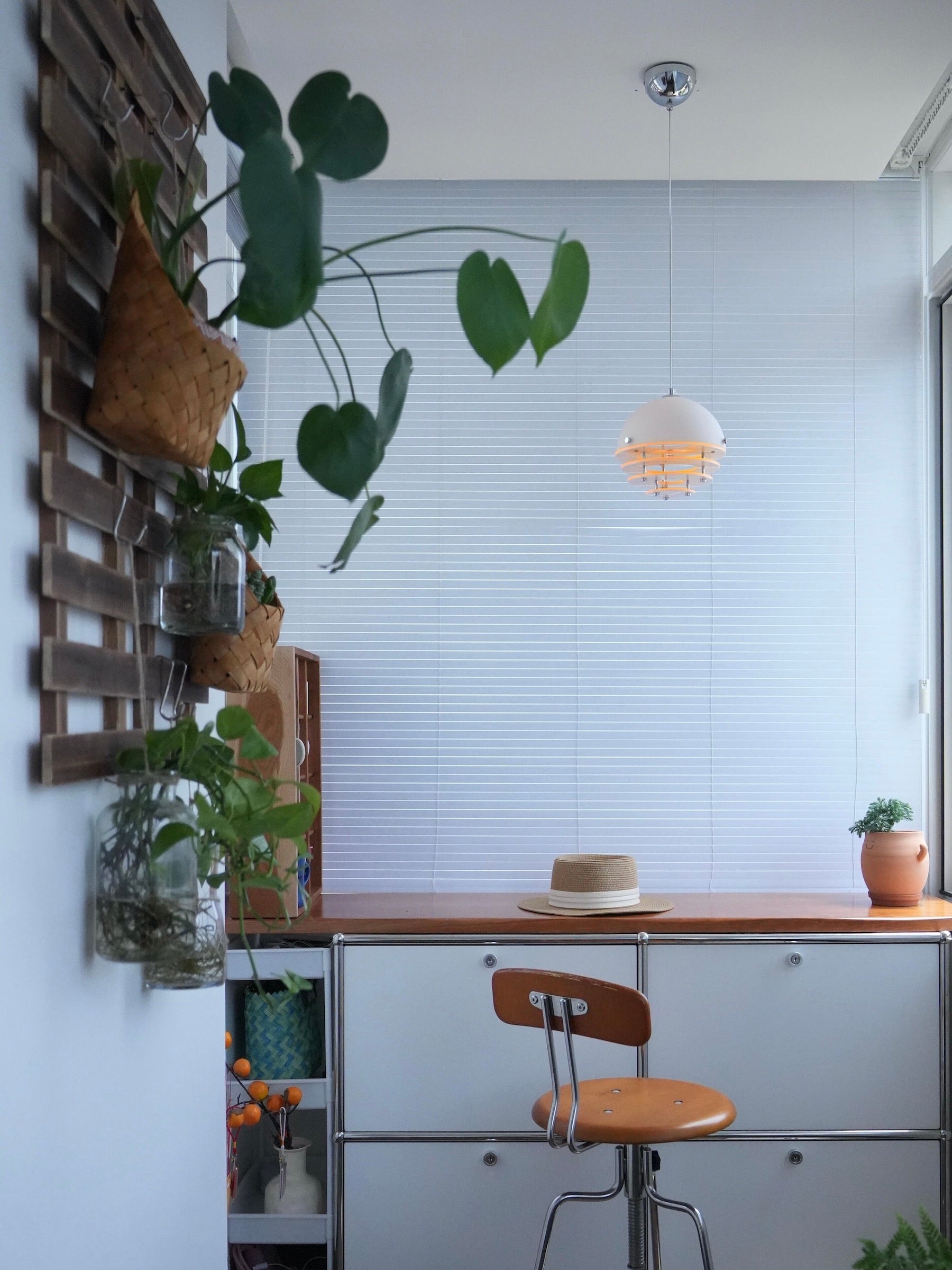 Stijlvolle Hanglamp Bauhaus Design Oranje-Wit Sfeerverlichting voor Moderne Interieurs | Sansoti