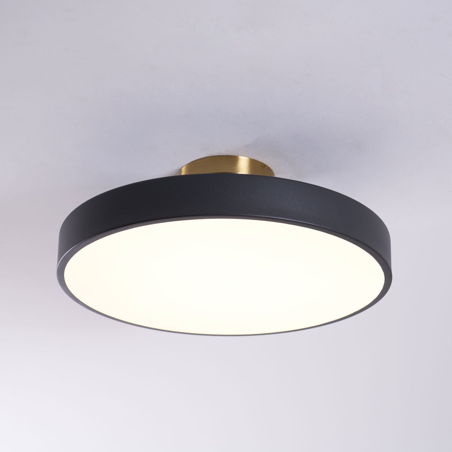 Isla Plafondlamp — Ronde Flush-Mount LED Plafonnière met Zwart Metalen Armatuur en Witte Diffuser | Ideaal voor Eetkamers, Kantoren en Moderne Interieurs | Verkrijgbaar in Zes Kleuren | Sansoti