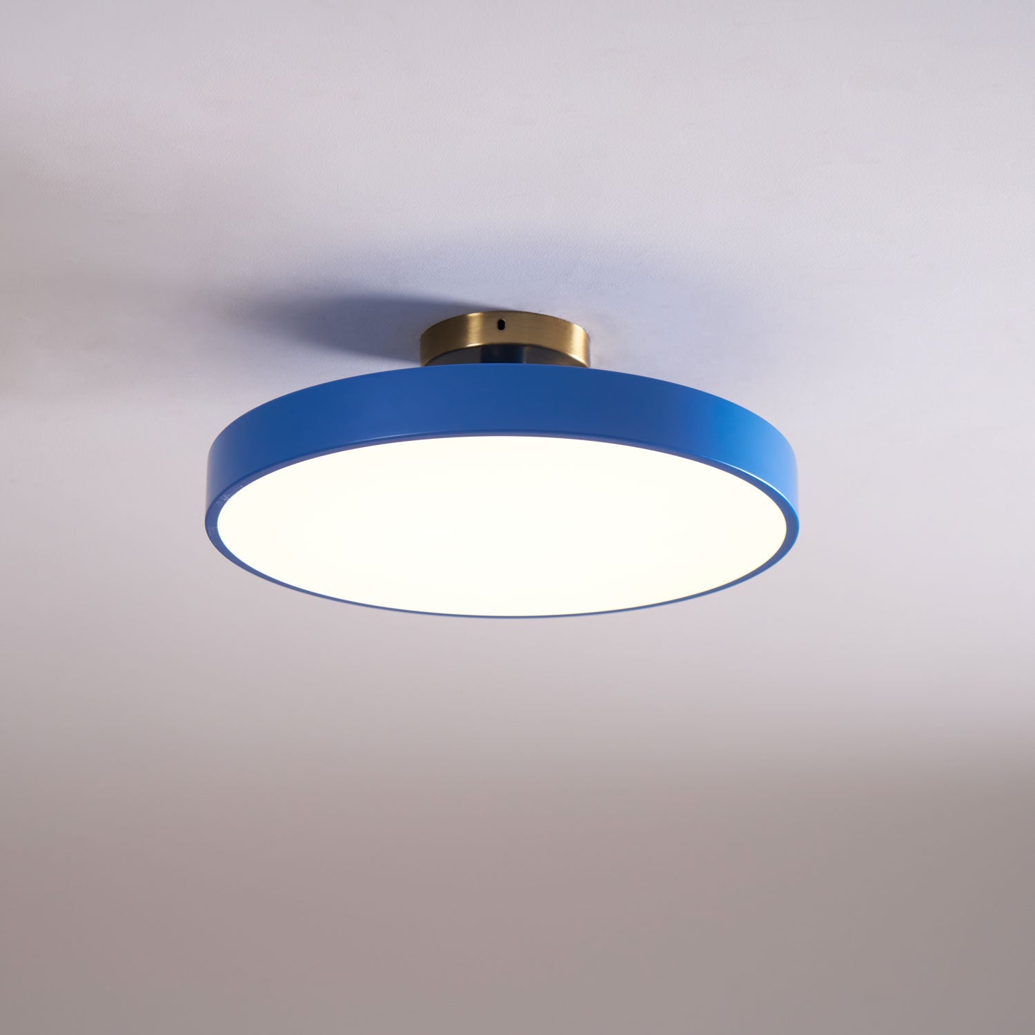 Isla Plafondlamp — Ronde Flush-Mount LED Plafonnière met Zwart Metalen Armatuur en Witte Diffuser | Ideaal voor Eetkamers, Kantoren en Moderne Interieurs | Verkrijgbaar in Zes Kleuren | Sansoti