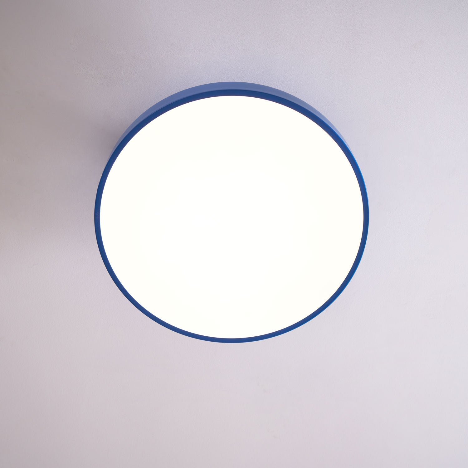 Isla Plafondlamp — Ronde Flush-Mount LED Plafonnière met Zwart Metalen Armatuur en Witte Diffuser | Ideaal voor Eetkamers, Kantoren en Moderne Interieurs | Verkrijgbaar in Zes Kleuren | Sansoti