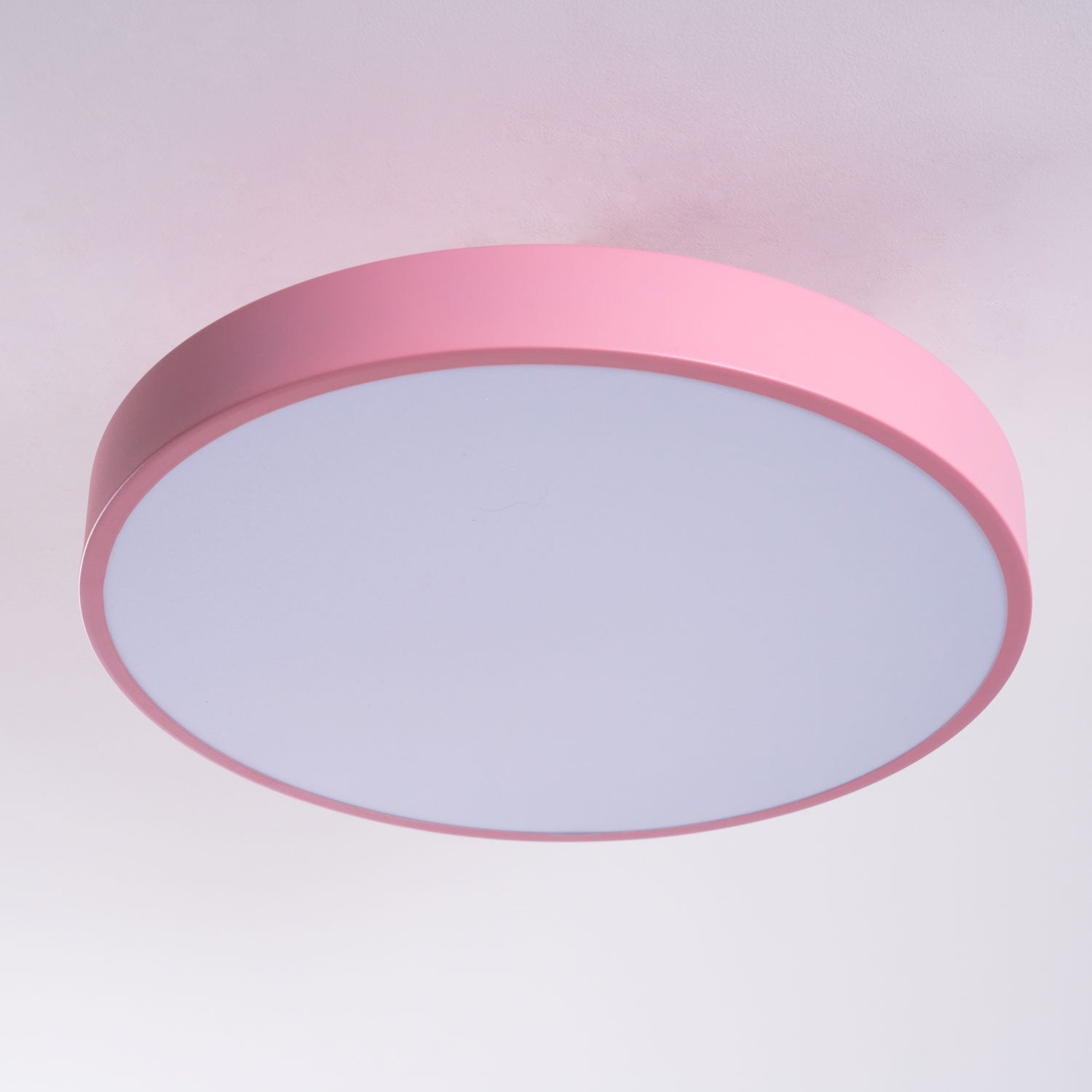 Isla Plafondlamp — Ronde Flush-Mount LED Plafonnière met Zwart Metalen Armatuur en Witte Diffuser | Ideaal voor Eetkamers, Kantoren en Moderne Interieurs | Verkrijgbaar in Zes Kleuren | Sansoti