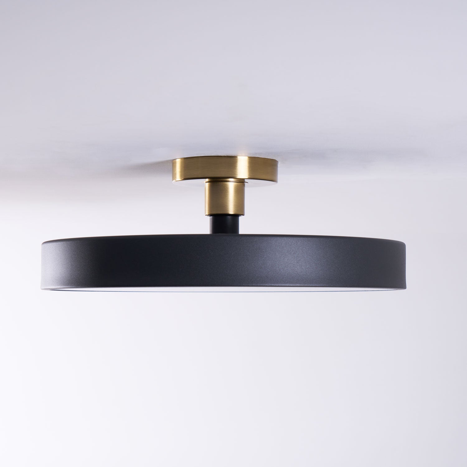 Isla Plafondlamp — Ronde Flush-Mount LED Plafonnière met Zwart Metalen Armatuur en Witte Diffuser | Ideaal voor Eetkamers, Kantoren en Moderne Interieurs | Verkrijgbaar in Zes Kleuren | Sansoti