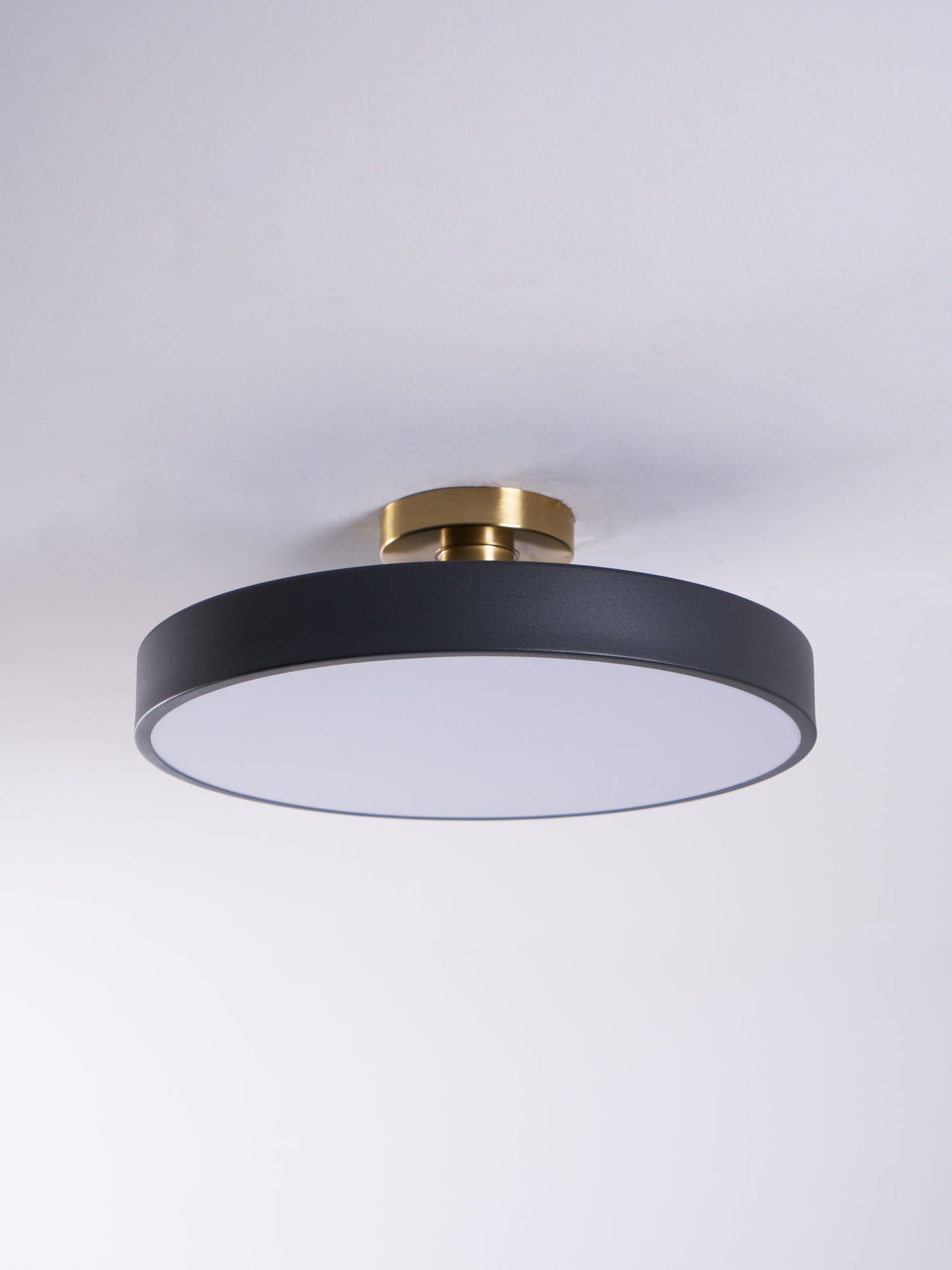 Isla Plafondlamp — Ronde Flush-Mount LED Plafonnière met Zwart Metalen Armatuur en Witte Diffuser | Ideaal voor Eetkamers, Kantoren en Moderne Interieurs | Verkrijgbaar in Zes Kleuren | Sansoti