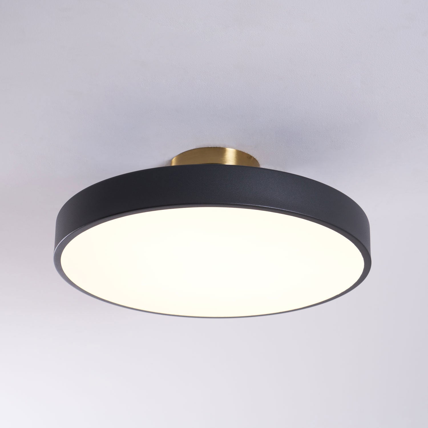 Isla Plafondlamp — Ronde Flush-Mount LED Plafonnière met Zwart Metalen Armatuur en Witte Diffuser | Ideaal voor Eetkamers, Kantoren en Moderne Interieurs | Verkrijgbaar in Zes Kleuren | Sansoti