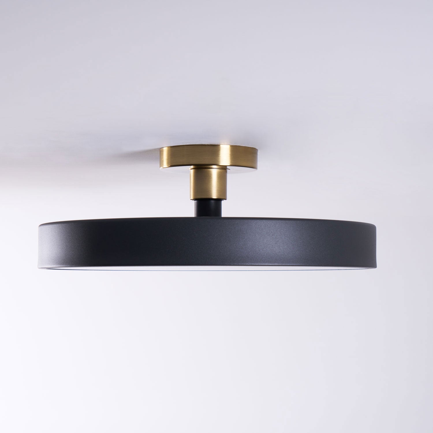 Isla Plafondlamp — Ronde Flush-Mount LED Plafonnière met Zwart Metalen Armatuur en Witte Diffuser | Ideaal voor Eetkamers, Kantoren en Moderne Interieurs | Verkrijgbaar in Zes Kleuren | Sansoti