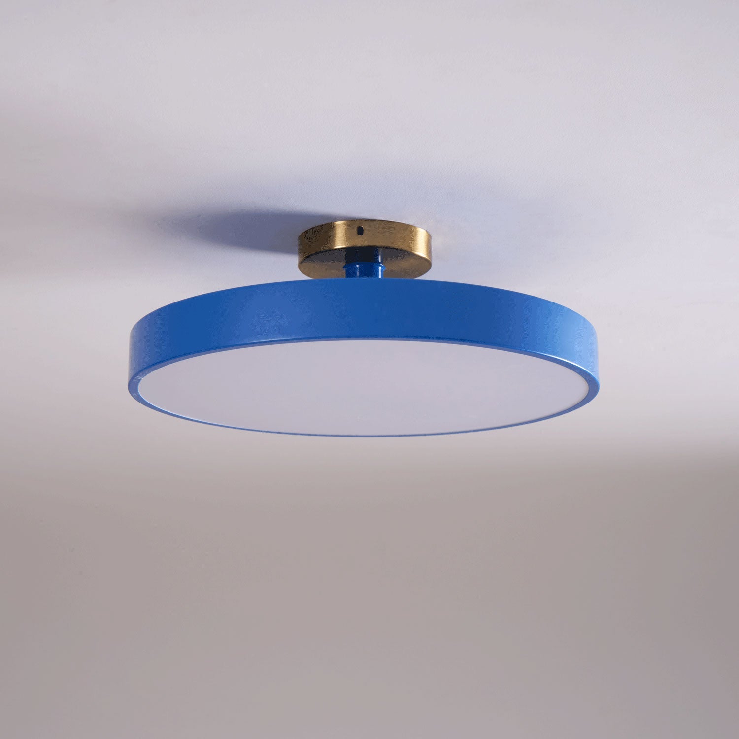 Isla Plafondlamp — Ronde Flush-Mount LED Plafonnière met Zwart Metalen Armatuur en Witte Diffuser | Ideaal voor Eetkamers, Kantoren en Moderne Interieurs | Verkrijgbaar in Zes Kleuren | Sansoti