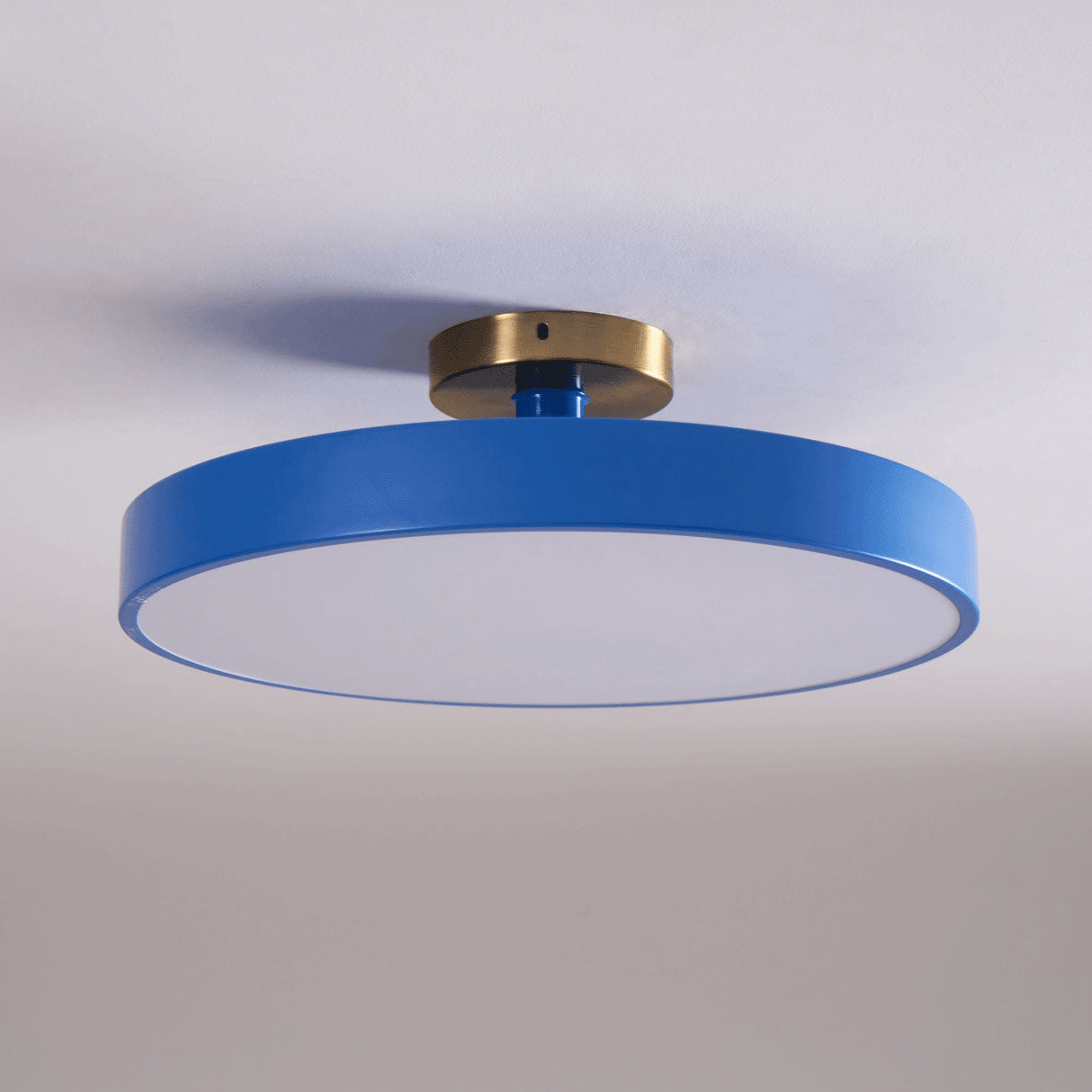 Isla Plafondlamp — Ronde Flush-Mount LED Plafonnière met Zwart Metalen Armatuur en Witte Diffuser | Ideaal voor Eetkamers, Kantoren en Moderne Interieurs | Verkrijgbaar in Zes Kleuren | Sansoti