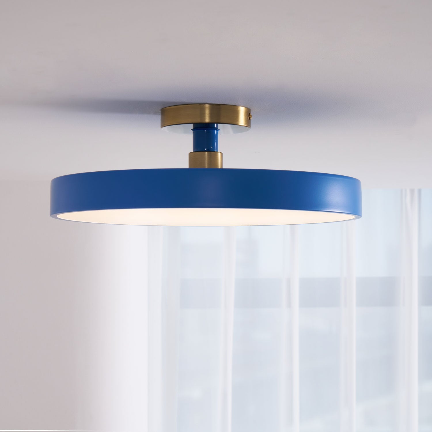 Isla Plafondlamp — Ronde Flush-Mount LED Plafonnière met Zwart Metalen Armatuur en Witte Diffuser | Ideaal voor Eetkamers, Kantoren en Moderne Interieurs | Verkrijgbaar in Zes Kleuren | Sansoti