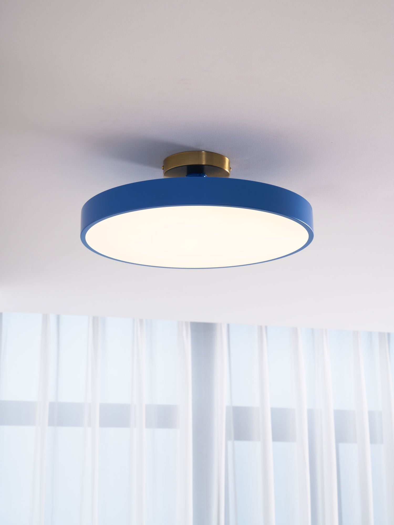 Isla Plafondlamp — Ronde Flush-Mount LED Plafonnière met Zwart Metalen Armatuur en Witte Diffuser | Ideaal voor Eetkamers, Kantoren en Moderne Interieurs | Verkrijgbaar in Zes Kleuren | Sansoti