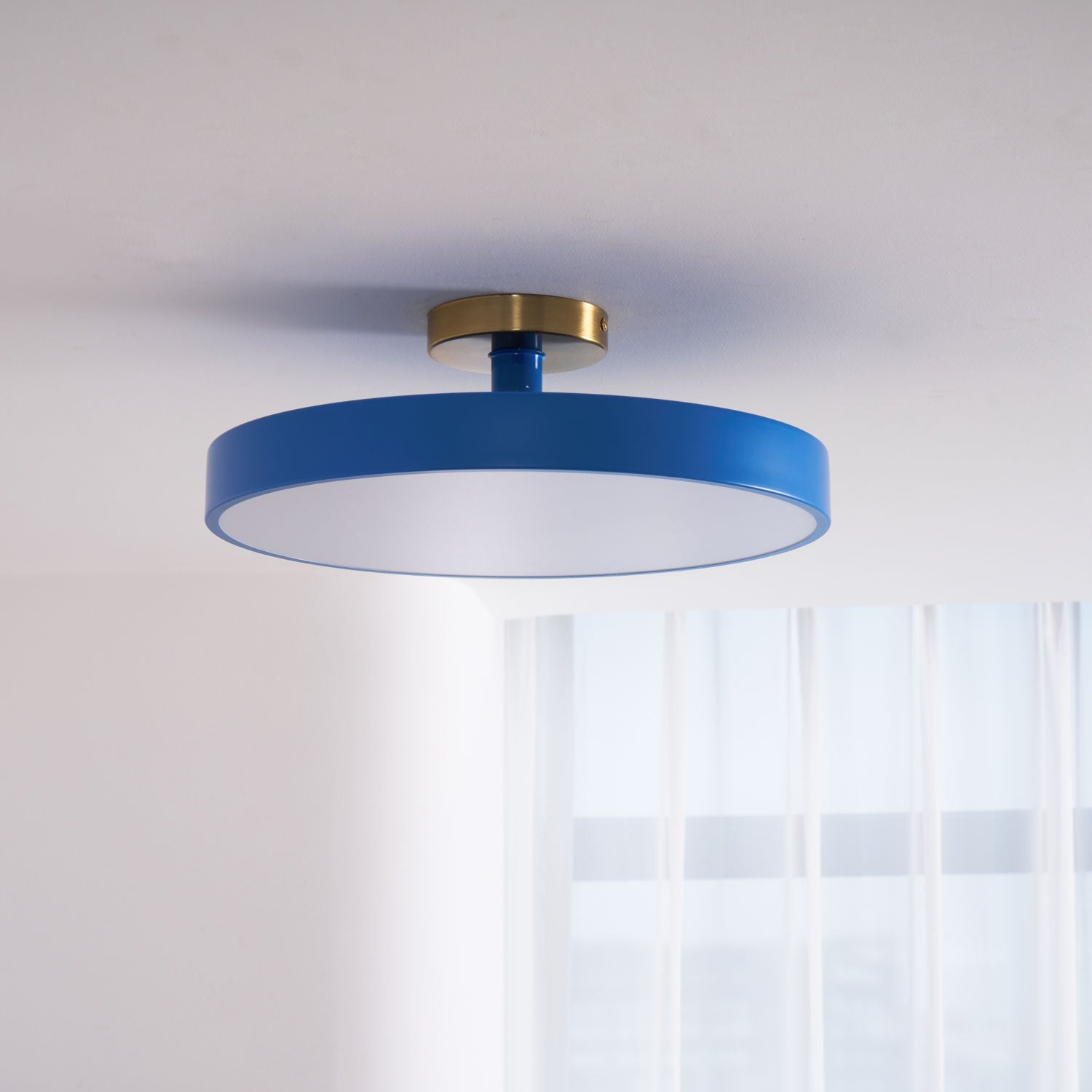 Isla Plafondlamp — Ronde Flush-Mount LED Plafonnière met Zwart Metalen Armatuur en Witte Diffuser | Ideaal voor Eetkamers, Kantoren en Moderne Interieurs | Verkrijgbaar in Zes Kleuren | Sansoti