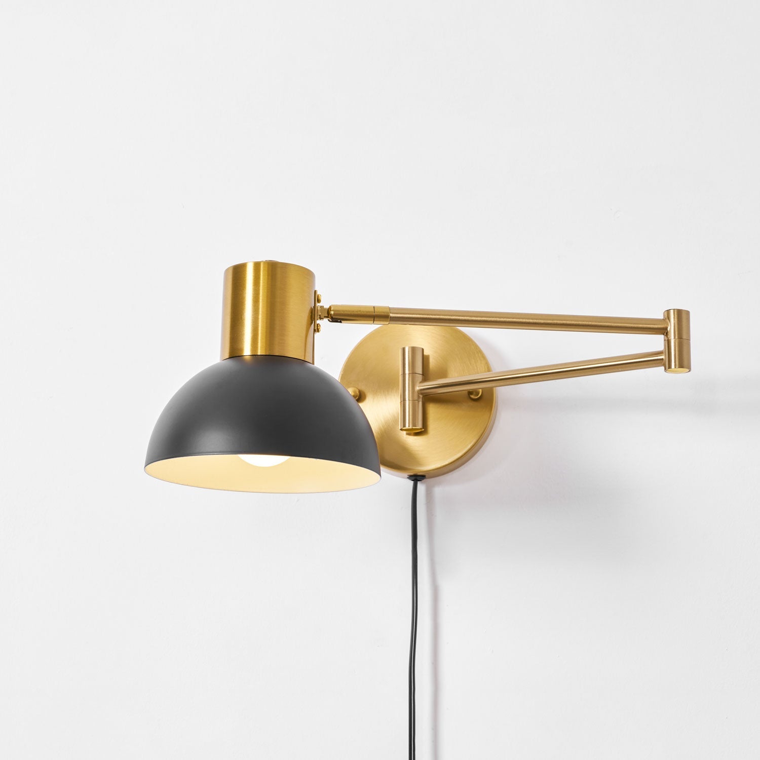 Verstelbare Wandlamp met Plug | Draaibare Arm en Zwenkkap | Perfect voor Slaapkamer en Leeshoek | Sansoti