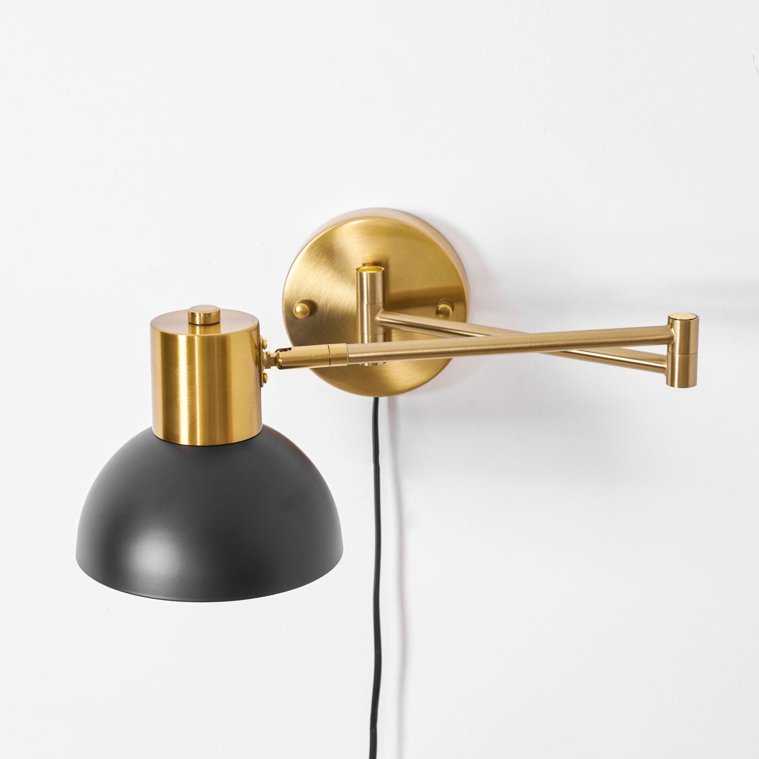 Verstelbare Wandlamp met Plug | Draaibare Arm en Zwenkkap | Perfect voor Slaapkamer en Leeshoek | Sansoti