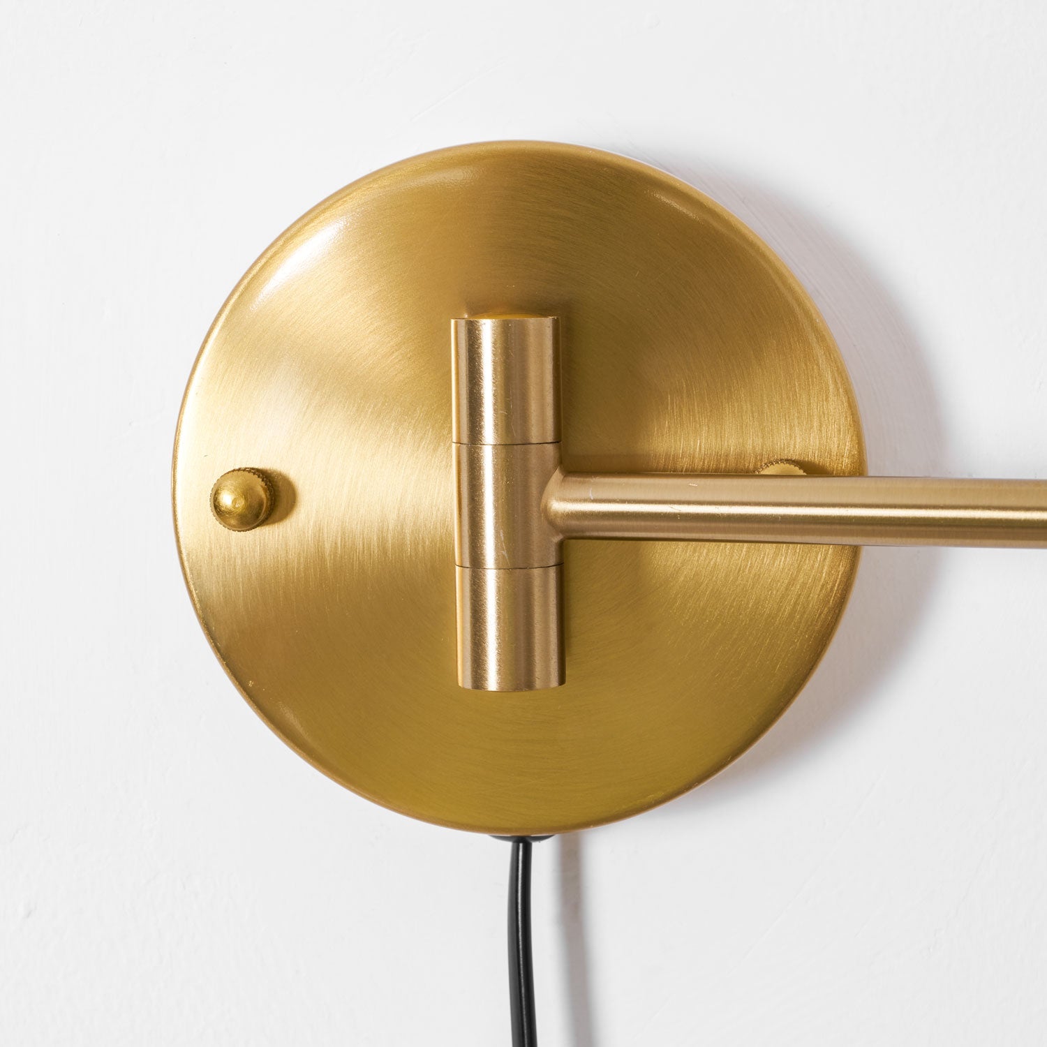 Verstelbare Wandlamp met Plug | Draaibare Arm en Zwenkkap | Perfect voor Slaapkamer en Leeshoek | Sansoti