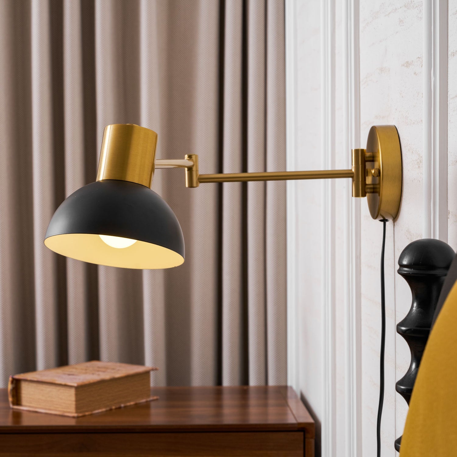 Verstelbare Wandlamp met Plug | Draaibare Arm en Zwenkkap | Perfect voor Slaapkamer en Leeshoek | Sansoti