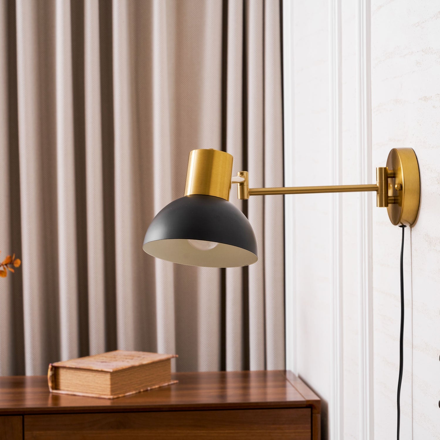 Verstelbare Wandlamp met Plug | Draaibare Arm en Zwenkkap | Perfect voor Slaapkamer en Leeshoek | Sansoti