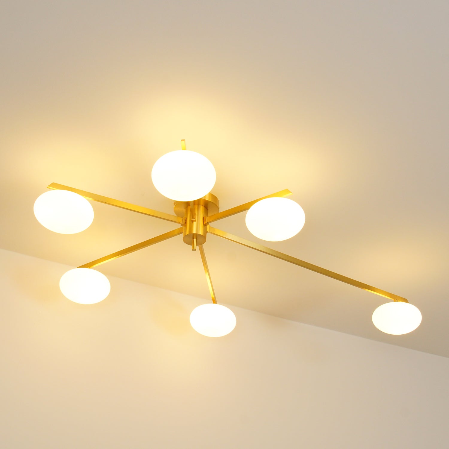 Plafondlamp met Ovale Glasbolletjes en Slanke Armen – Modern Laagprofieldesign voor Lage Plafonds in Zwart of Messing – G9 Fitting – 3-Kops, 5-Kops en 6-Kops Configuratie | Sansoti