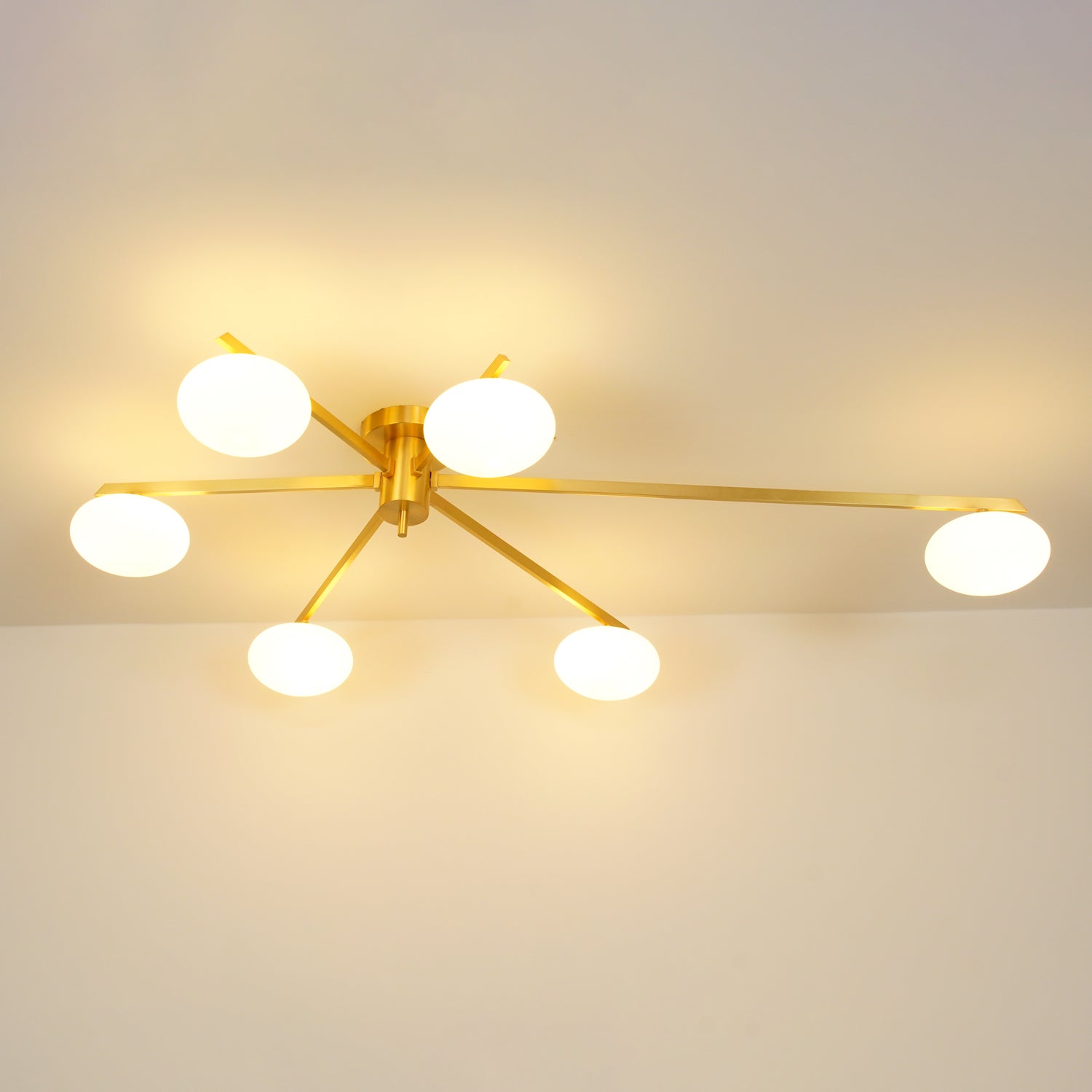 Plafondlamp met Ovale Glasbolletjes en Slanke Armen – Modern Laagprofieldesign voor Lage Plafonds in Zwart of Messing – G9 Fitting – 3-Kops, 5-Kops en 6-Kops Configuratie | Sansoti