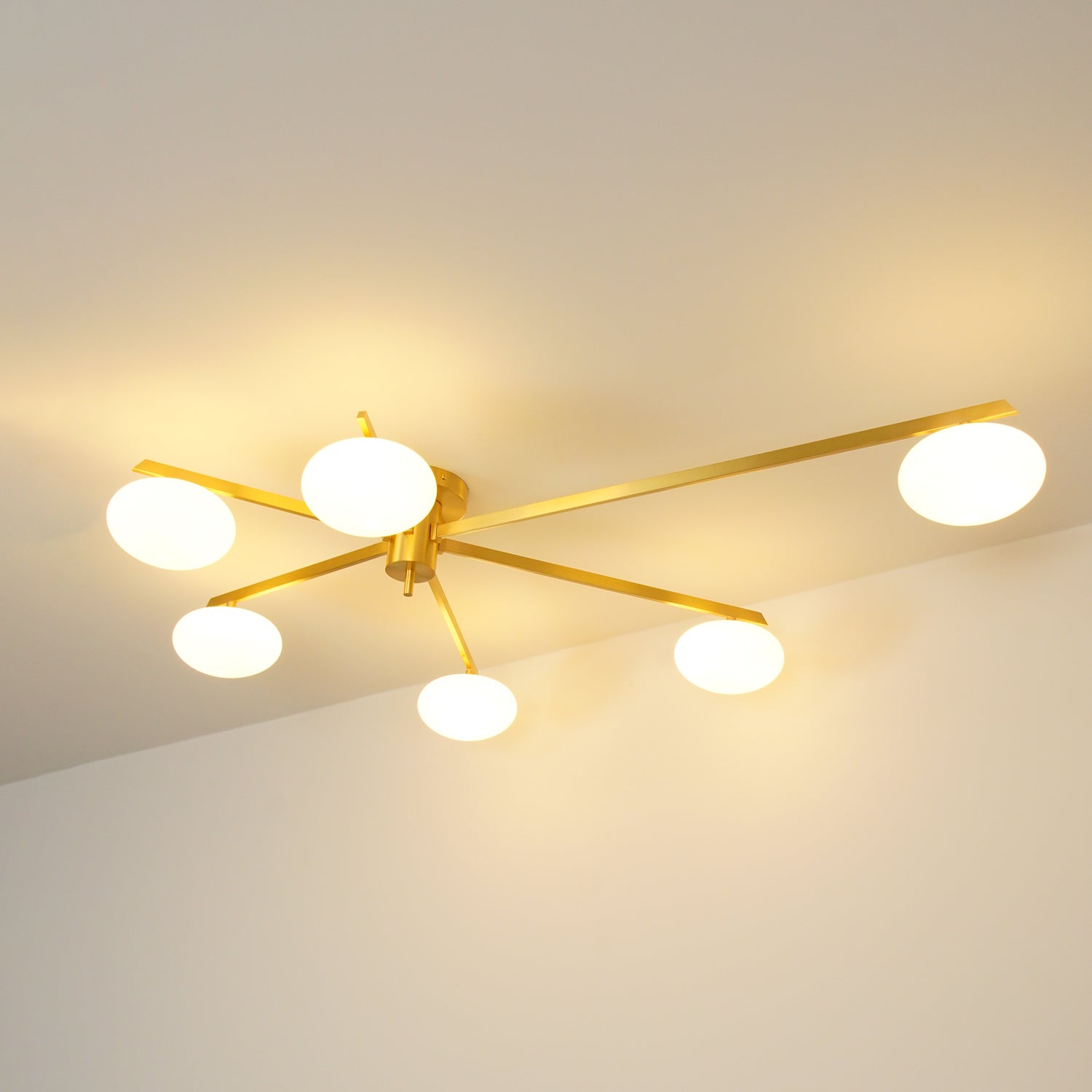 Plafondlamp met Ovale Glasbolletjes en Slanke Armen – Modern Laagprofieldesign voor Lage Plafonds in Zwart of Messing – G9 Fitting – 3-Kops, 5-Kops en 6-Kops Configuratie | Sansoti