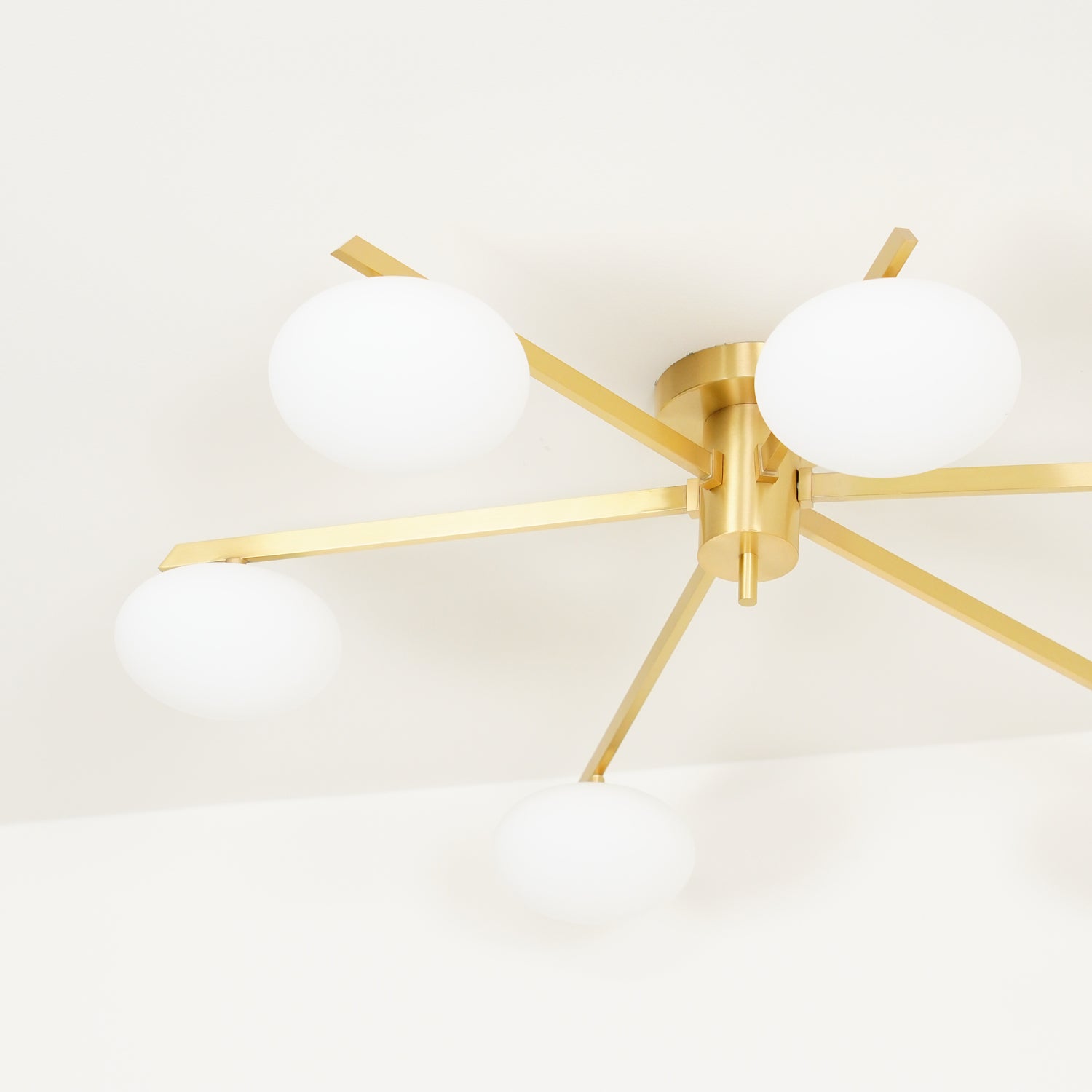Plafondlamp met Ovale Glasbolletjes en Slanke Armen – Modern Laagprofieldesign voor Lage Plafonds in Zwart of Messing – G9 Fitting – 3-Kops, 5-Kops en 6-Kops Configuratie | Sansoti