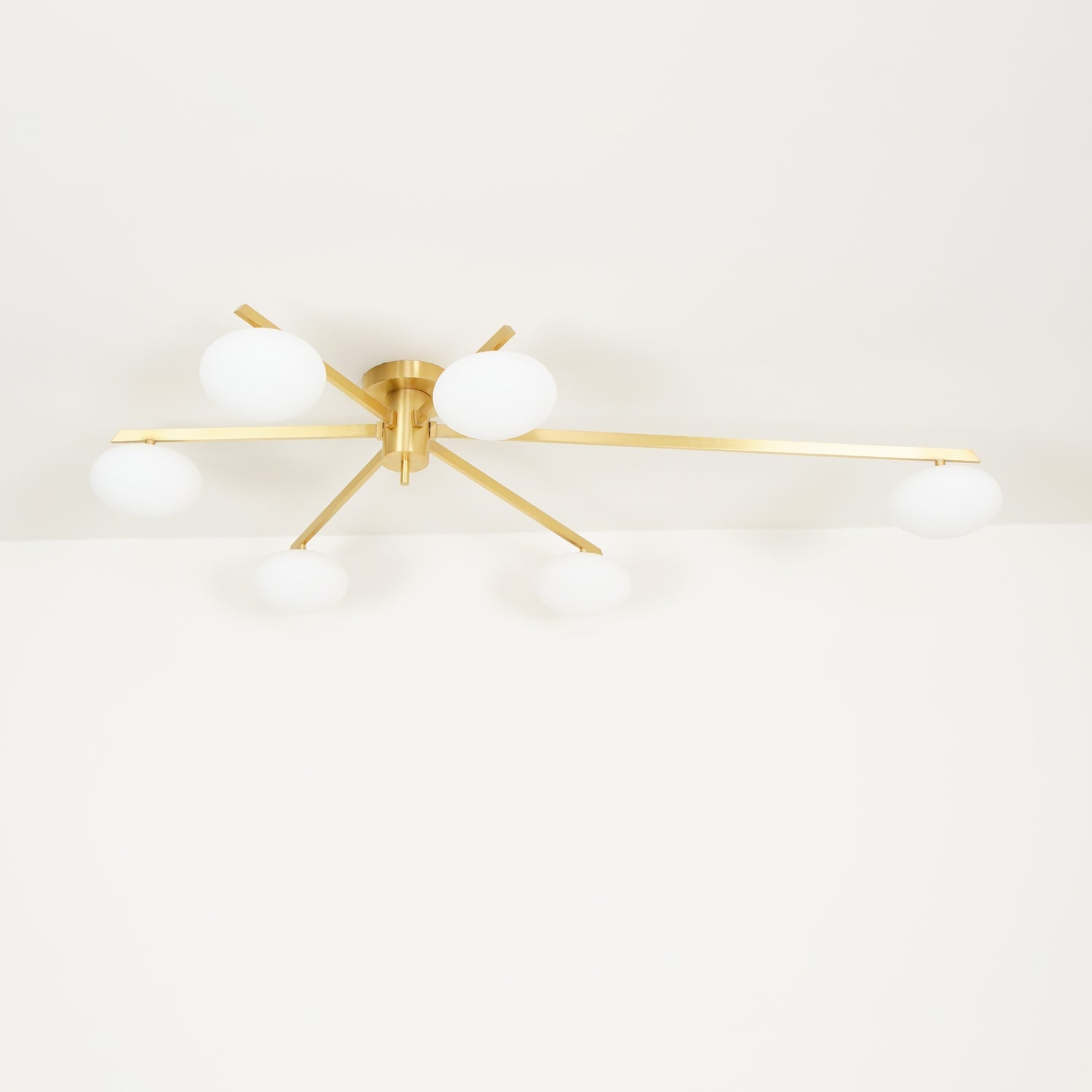 Plafondlamp met Ovale Glasbolletjes en Slanke Armen – Modern Laagprofieldesign voor Lage Plafonds in Zwart of Messing – G9 Fitting – 3-Kops, 5-Kops en 6-Kops Configuratie | Sansoti