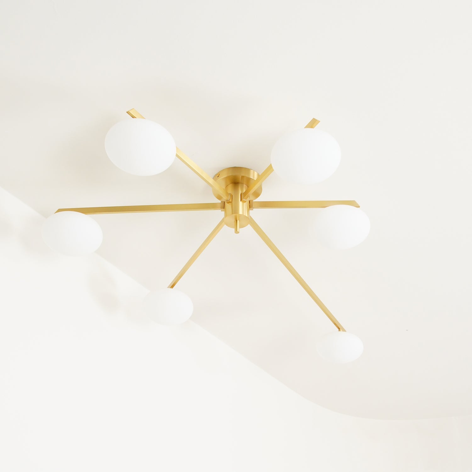 Plafondlamp met Ovale Glasbolletjes en Slanke Armen – Modern Laagprofieldesign voor Lage Plafonds in Zwart of Messing – G9 Fitting – 3-Kops, 5-Kops en 6-Kops Configuratie | Sansoti