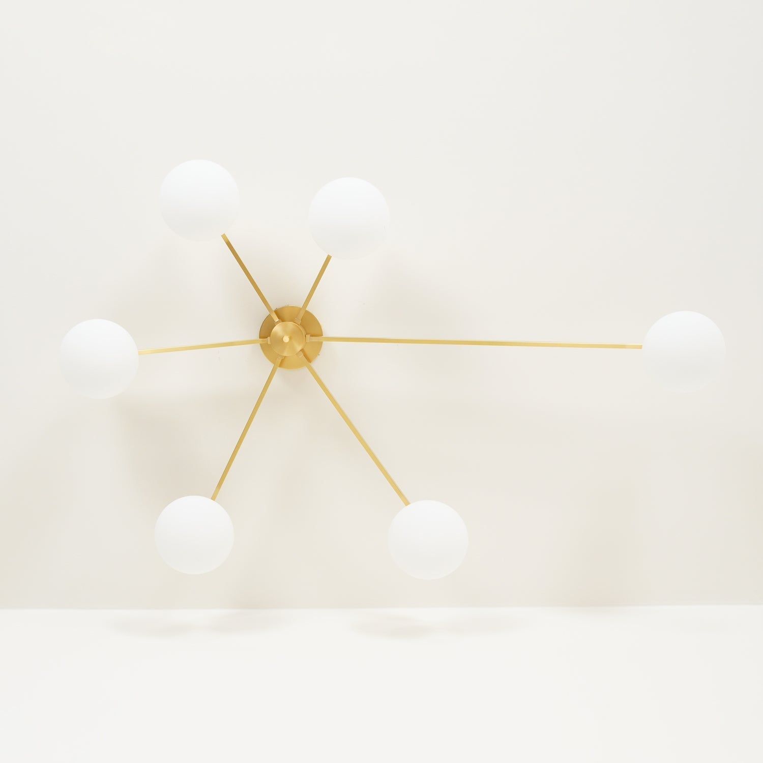 Plafondlamp met Ovale Glasbolletjes en Slanke Armen – Modern Laagprofieldesign voor Lage Plafonds in Zwart of Messing – G9 Fitting – 3-Kops, 5-Kops en 6-Kops Configuratie | Sansoti