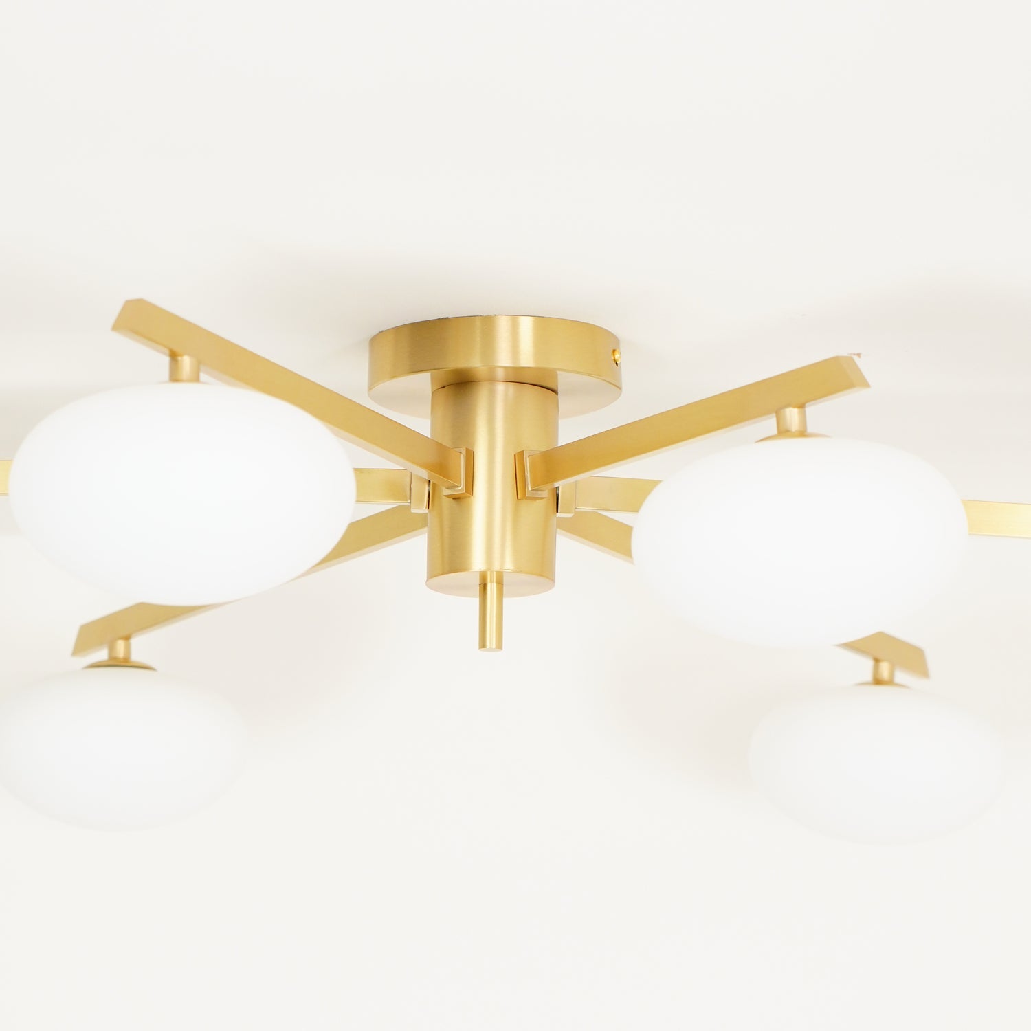 Plafondlamp met Ovale Glasbolletjes en Slanke Armen – Modern Laagprofieldesign voor Lage Plafonds in Zwart of Messing – G9 Fitting – 3-Kops, 5-Kops en 6-Kops Configuratie | Sansoti