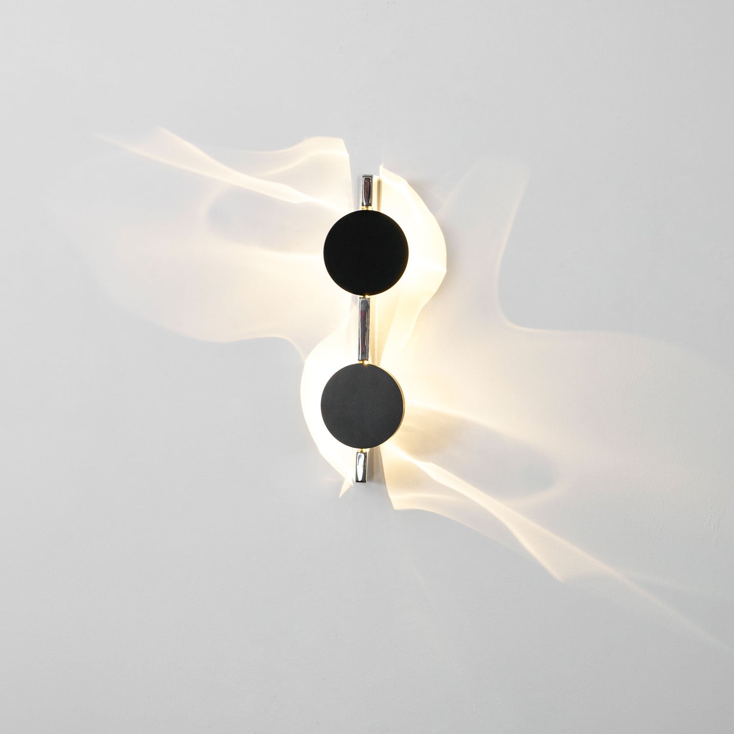 Kinetic Shadow Wandlamp Sculptuur met Verchroomde Schaduwprojectie | Sansoti