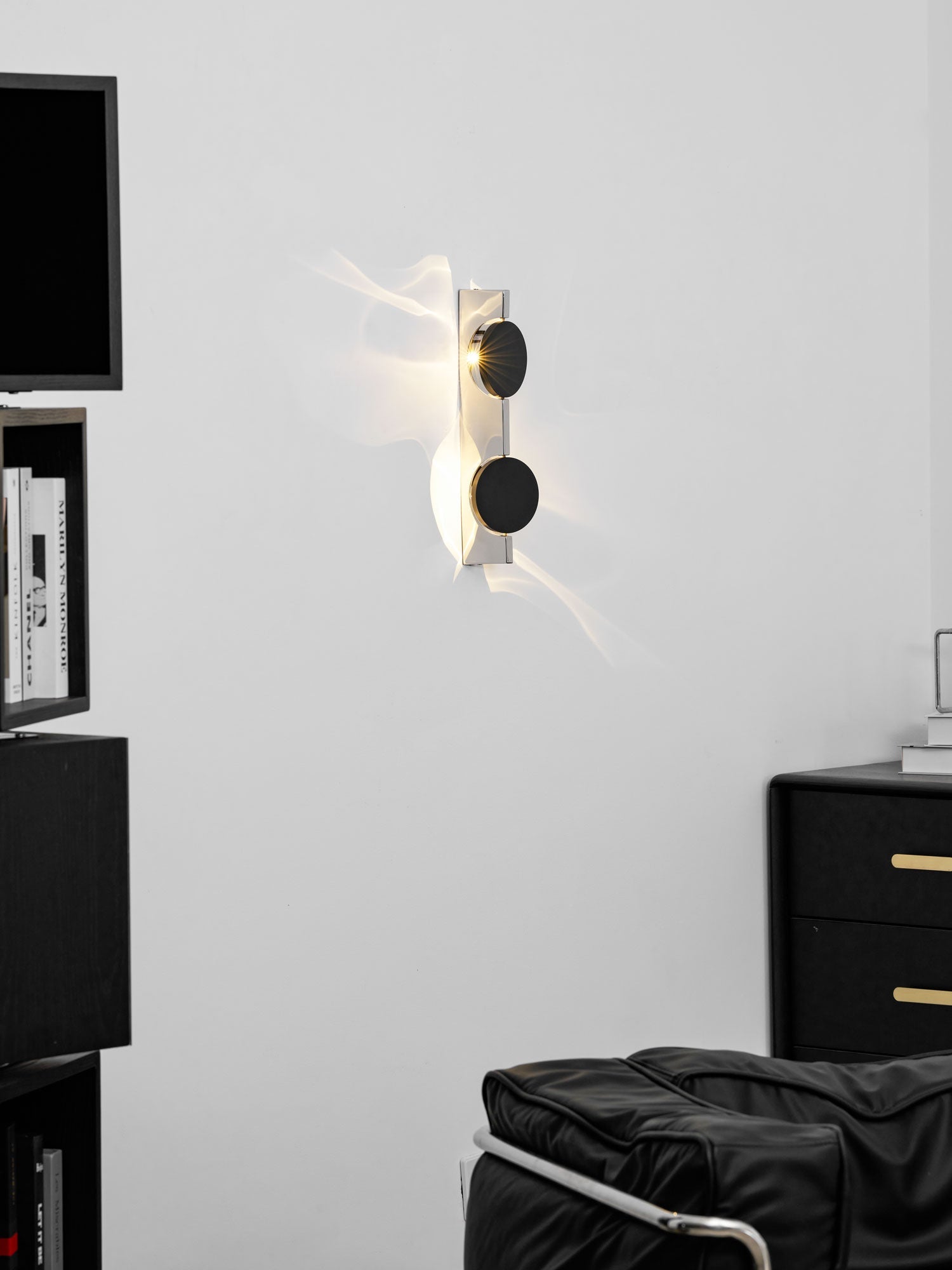 Kinetic Shadow Wandlamp Sculptuur met Verchroomde Schaduwprojectie | Sansoti