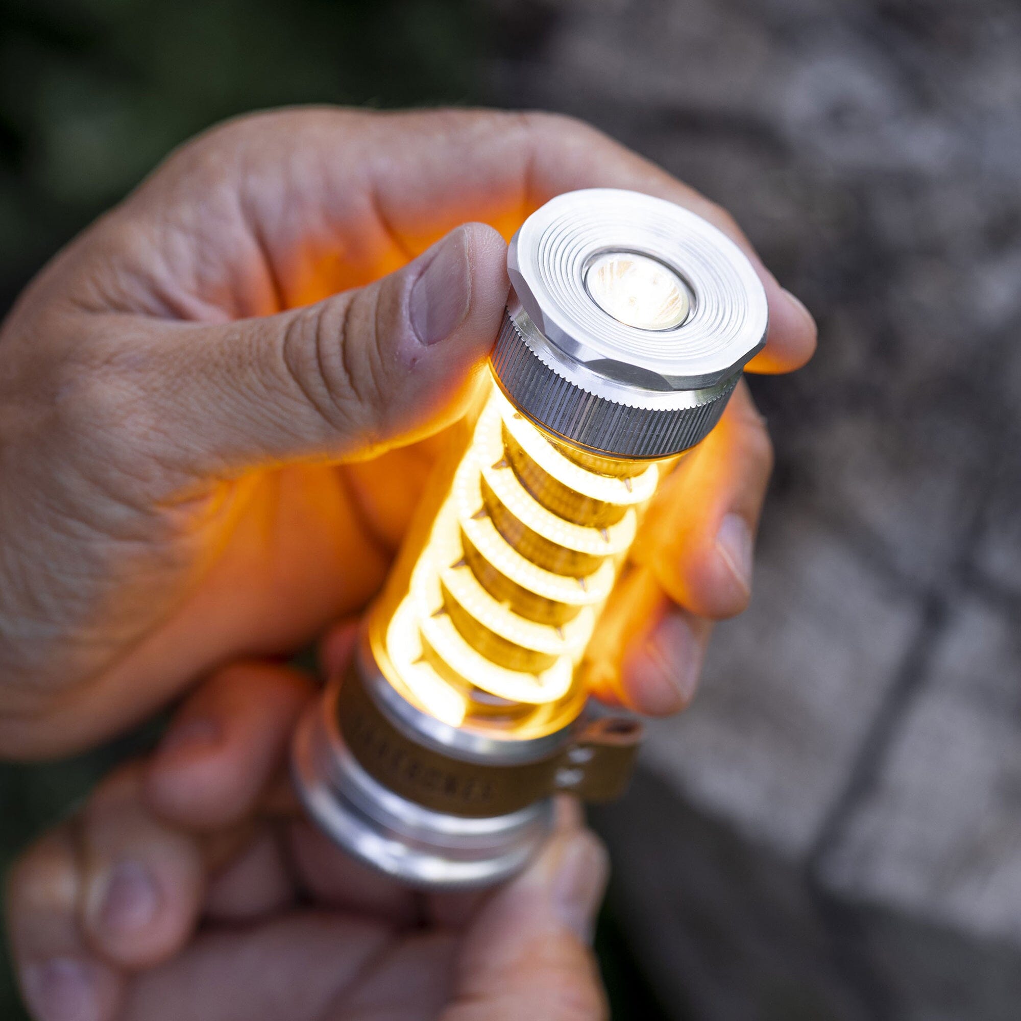 Multifunctionele LED-Lantaarn met USB-C-Oplading en 7 Lichtmodi – Compacte Campinglamp en Zaklamp in Één – Oplaadbaar – Met Draagkoord – Ideaal voor Outdoor, Kamperen en Noodgevallen | Sansoti