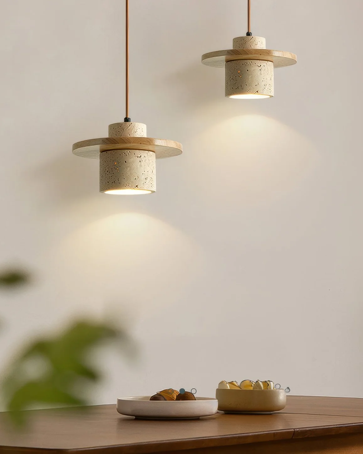 Hanglamp natuursteen travertijn met walnoot accent modern design | Sansoti