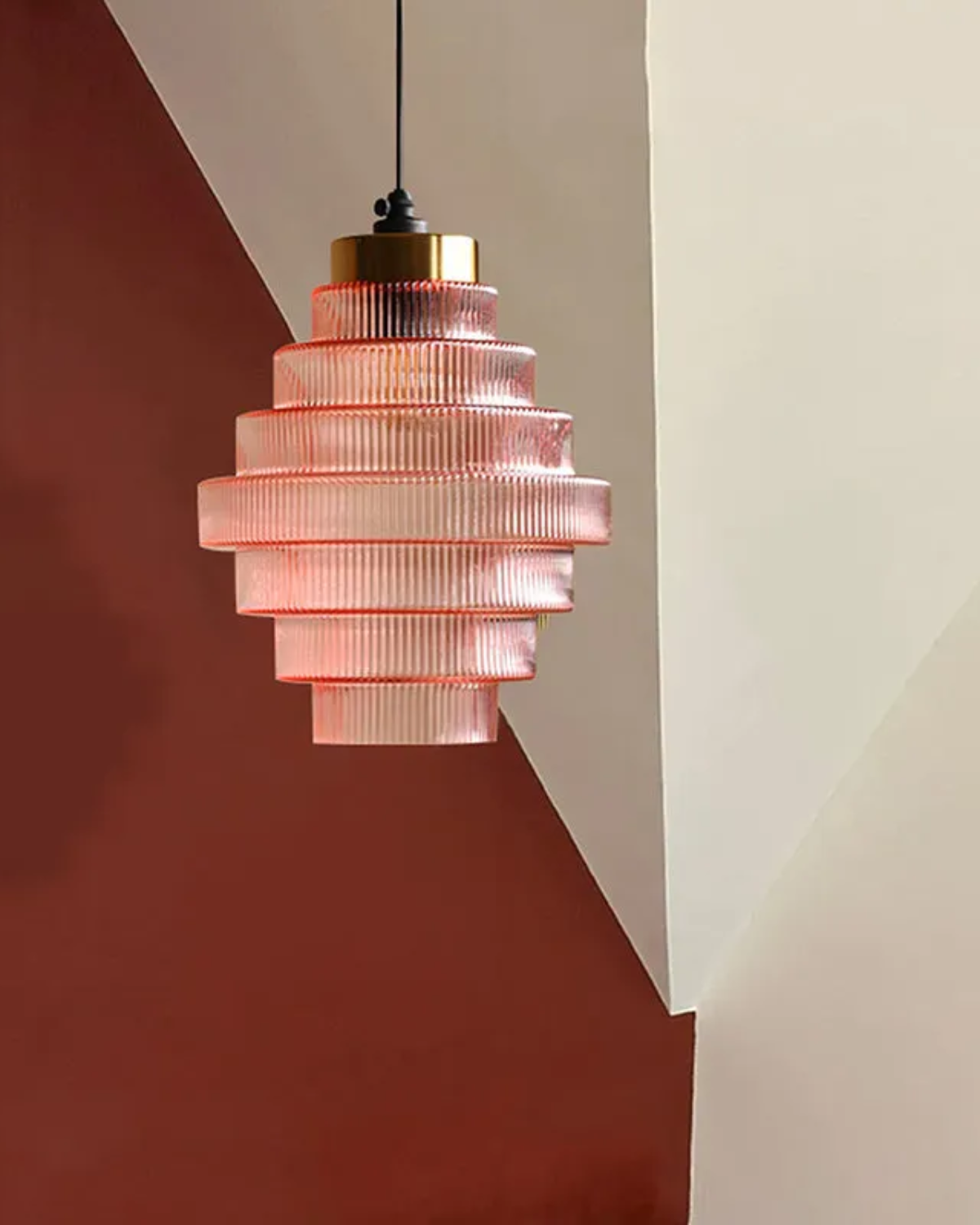 Moderne trapsgewijze glazen hanglamp met gouden detail voor eetkamer en woonkamer – luxe design verlichting | Sansoti