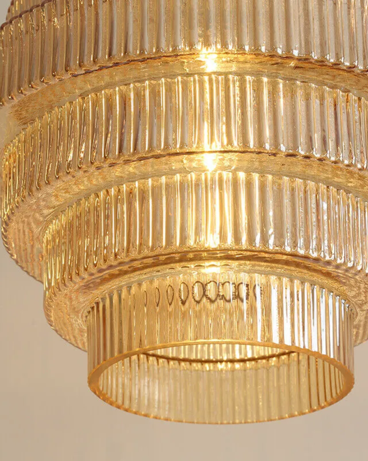 Moderne trapsgewijze glazen hanglamp met gouden detail voor eetkamer en woonkamer – luxe design verlichting | Sansoti