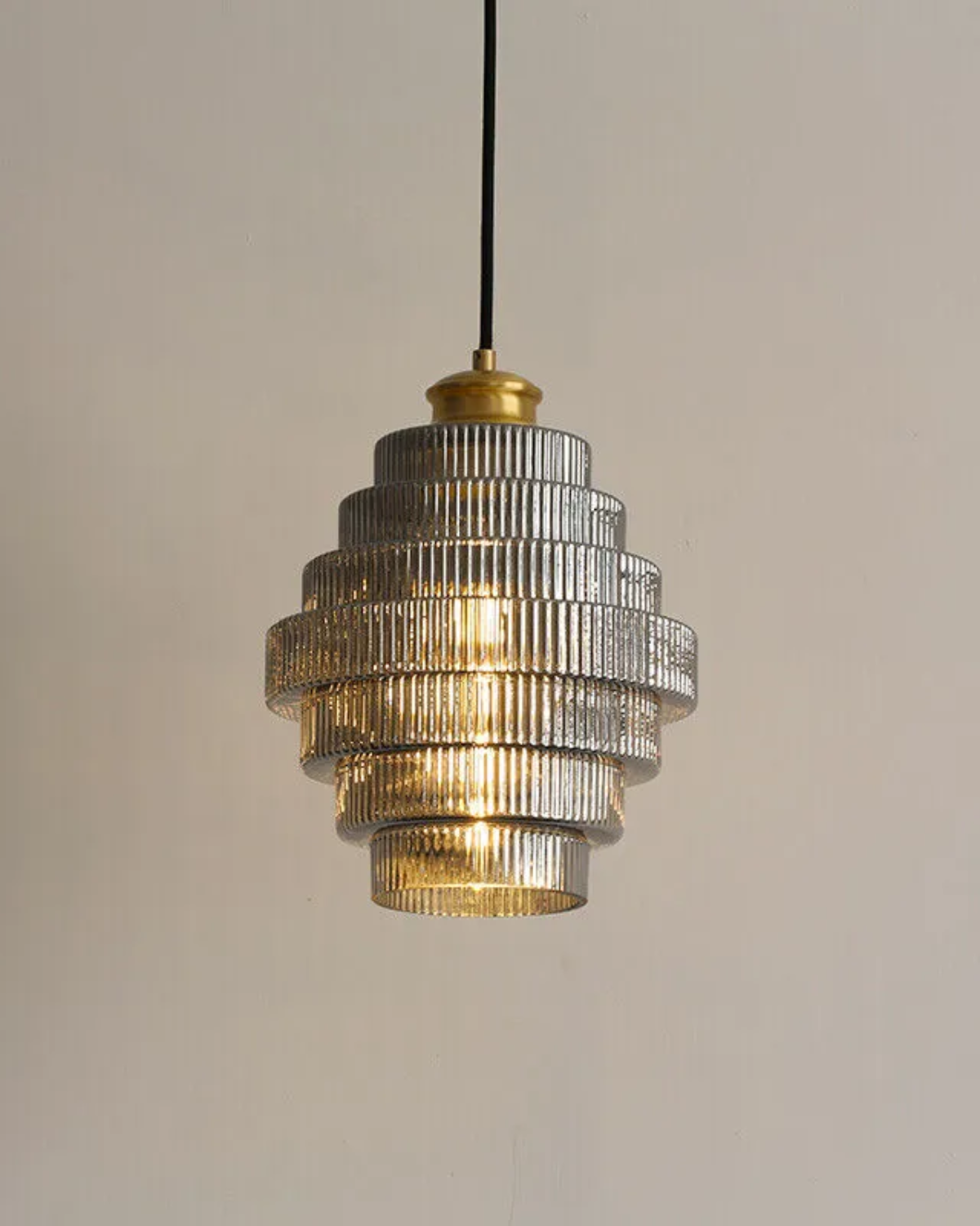 Moderne trapsgewijze glazen hanglamp met gouden detail voor eetkamer en woonkamer – luxe design verlichting | Sansoti