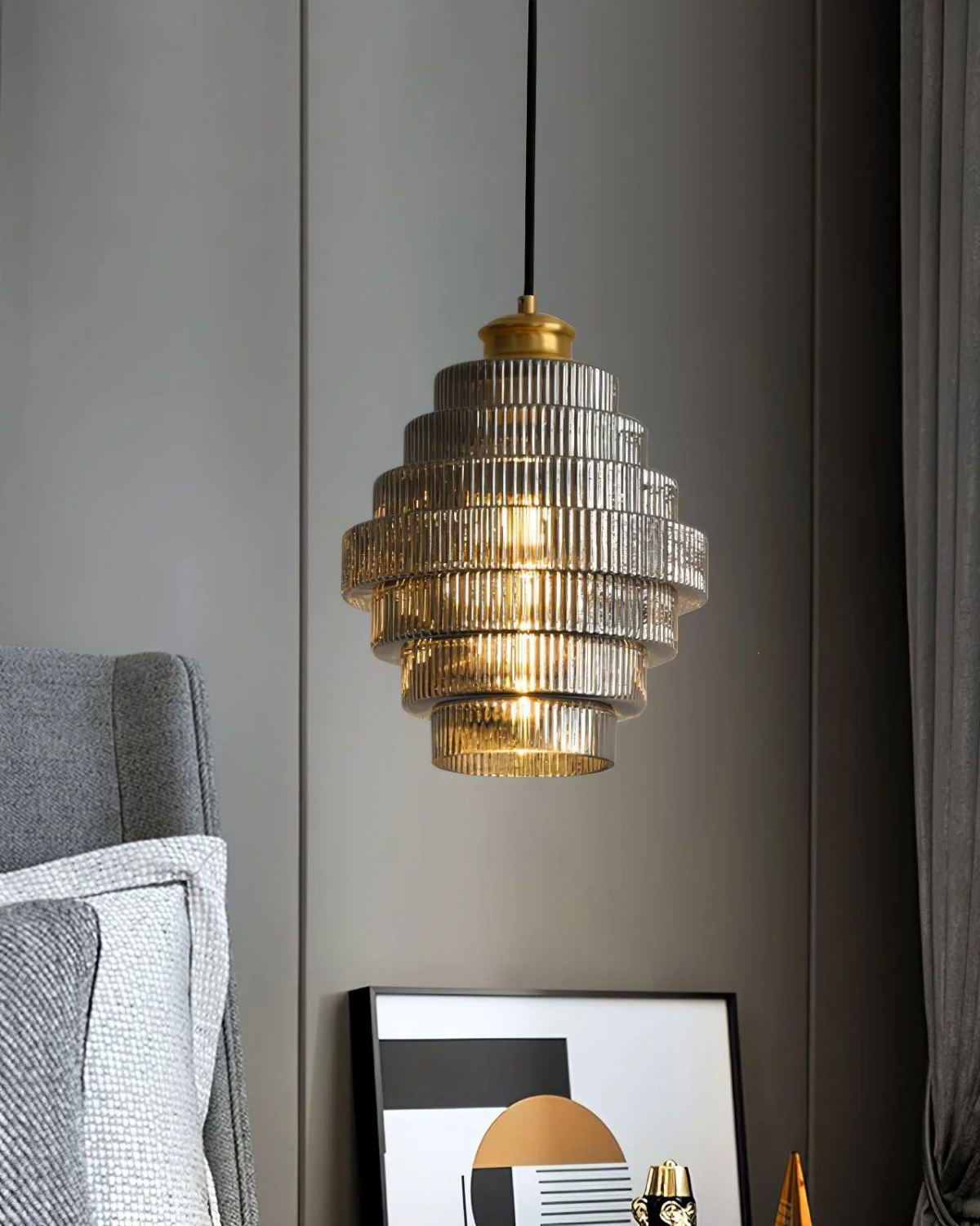 Moderne trapsgewijze glazen hanglamp met gouden detail voor eetkamer en woonkamer – luxe design verlichting | Sansoti