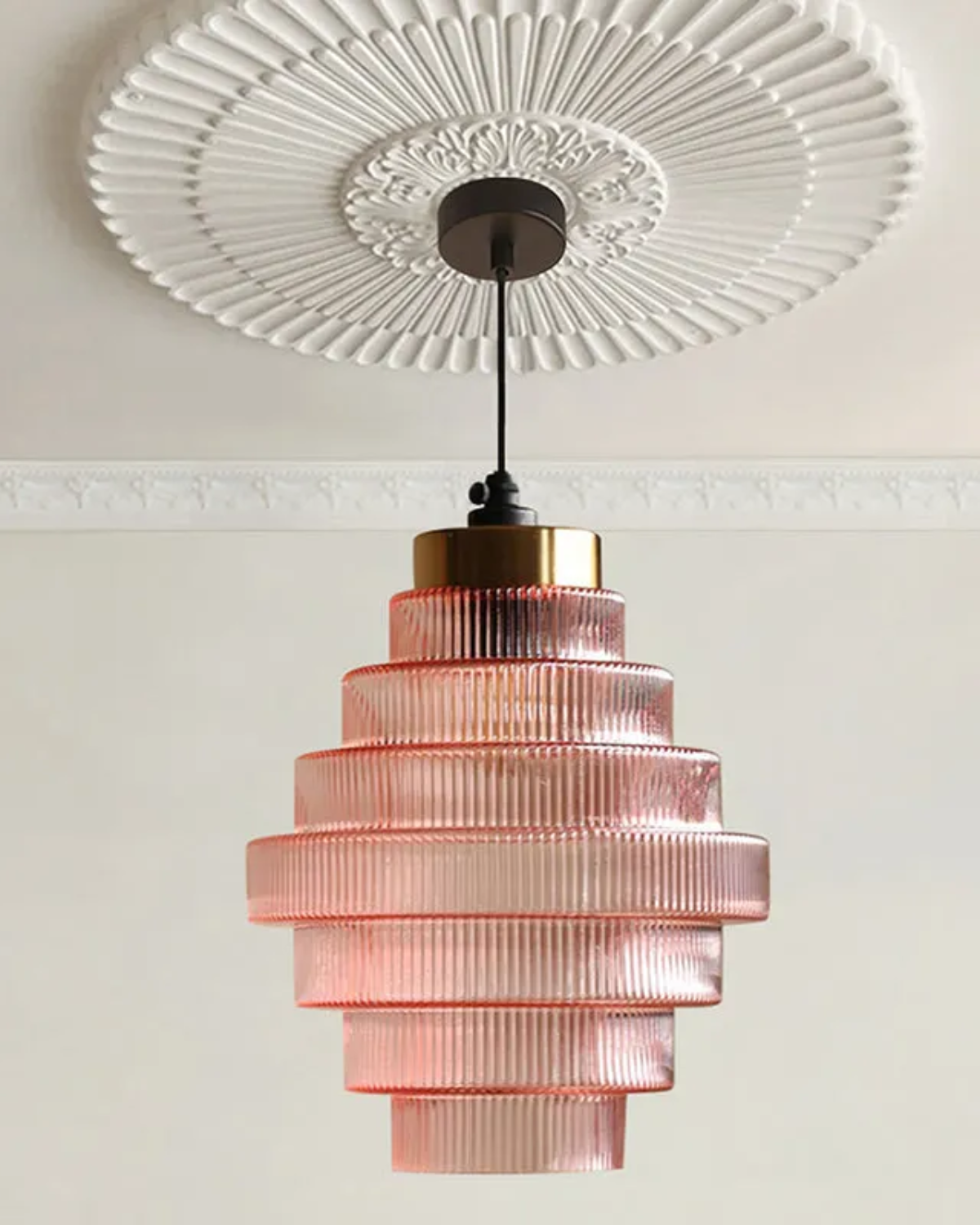 Moderne trapsgewijze glazen hanglamp met gouden detail voor eetkamer en woonkamer – luxe design verlichting | Sansoti