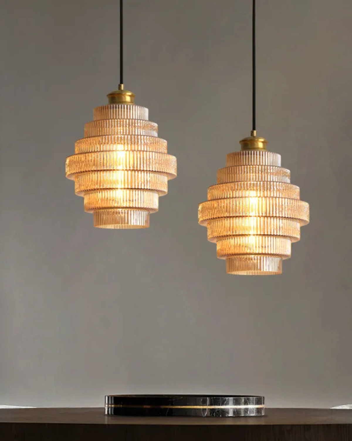 Moderne trapsgewijze glazen hanglamp met gouden detail voor eetkamer en woonkamer – luxe design verlichting | Sansoti